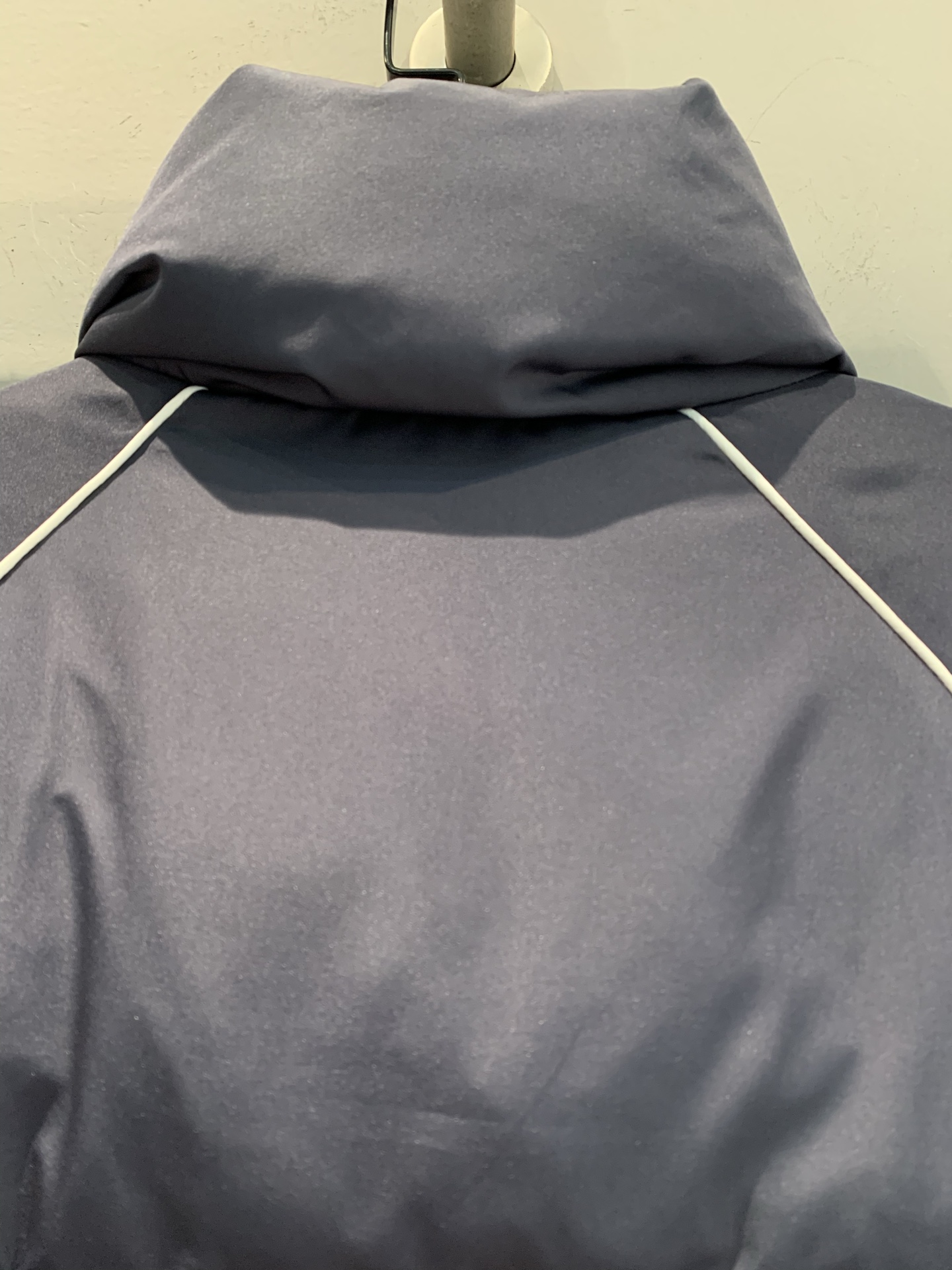 新款🔥出货啦📢 MILiumi*2025秋冬新款运动风立领短款羽绒服。简约运动风，白色线条点缀超有活力!