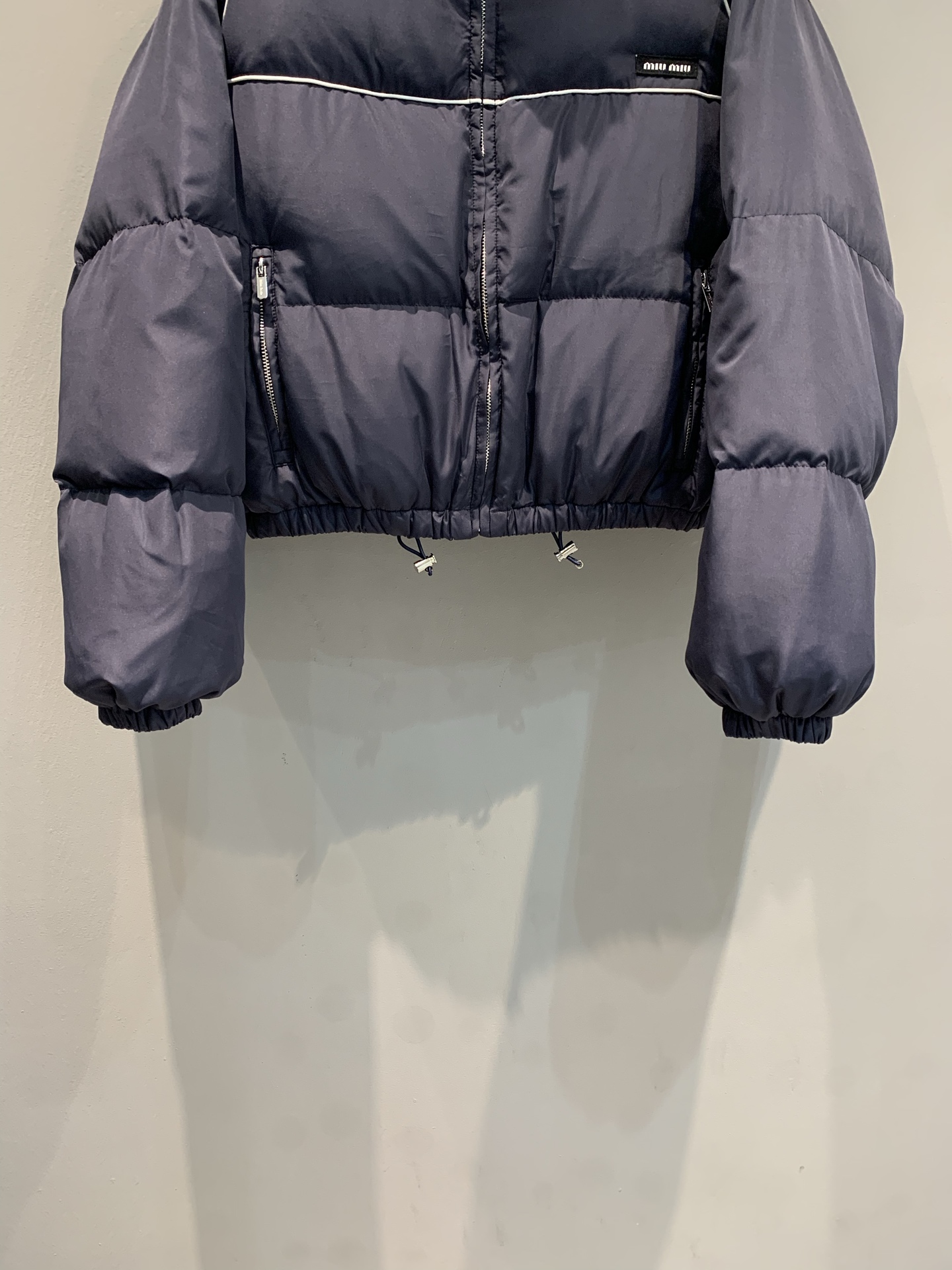 新款🔥出货啦📢 MILiumi*2025秋冬新款运动风立领短款羽绒服。简约运动风，白色线条点缀超有活力!