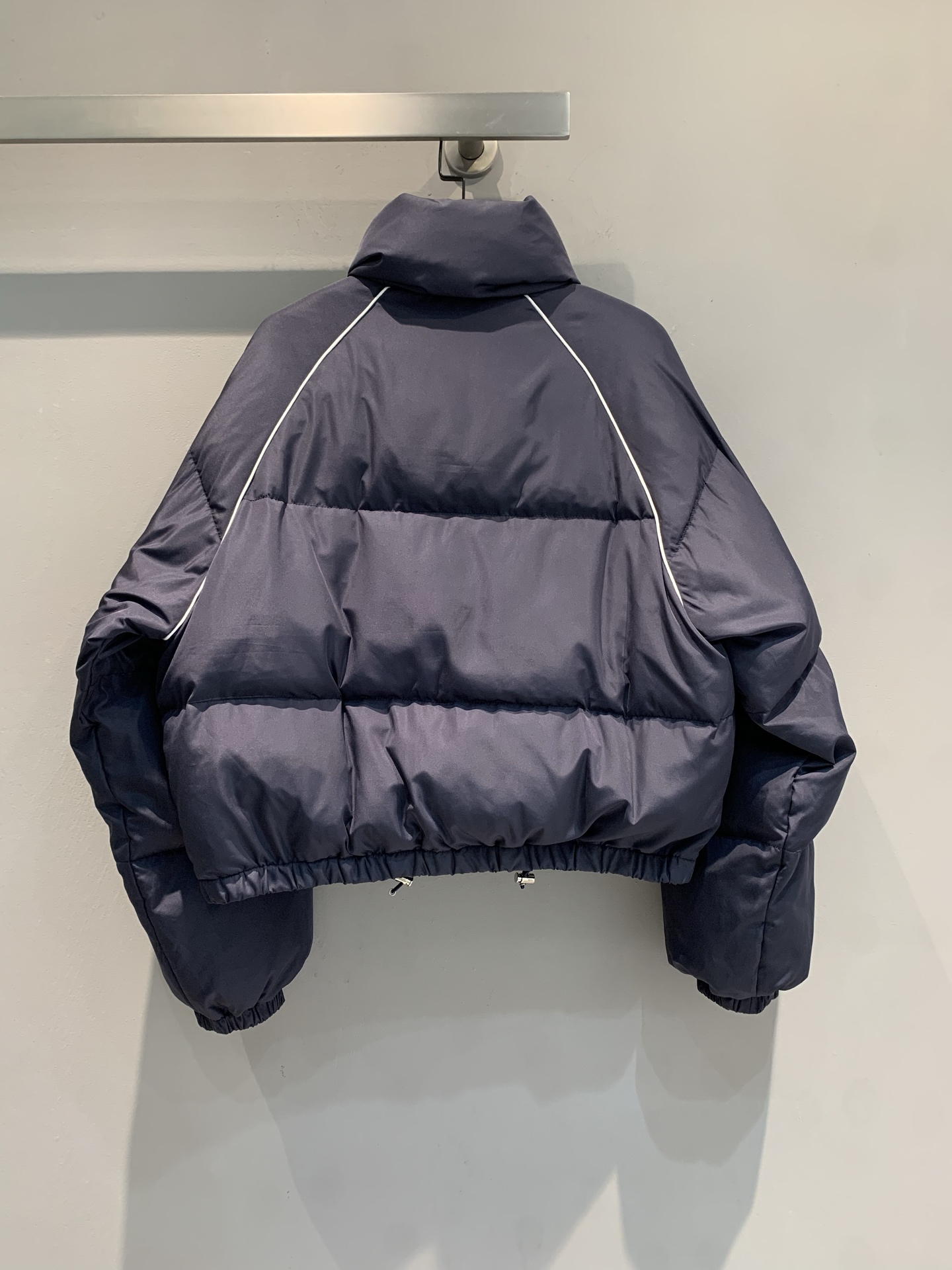 新款🔥出货啦📢 MILiumi*2025秋冬新款运动风立领短款羽绒服。简约运动风，白色线条点缀超有活力!