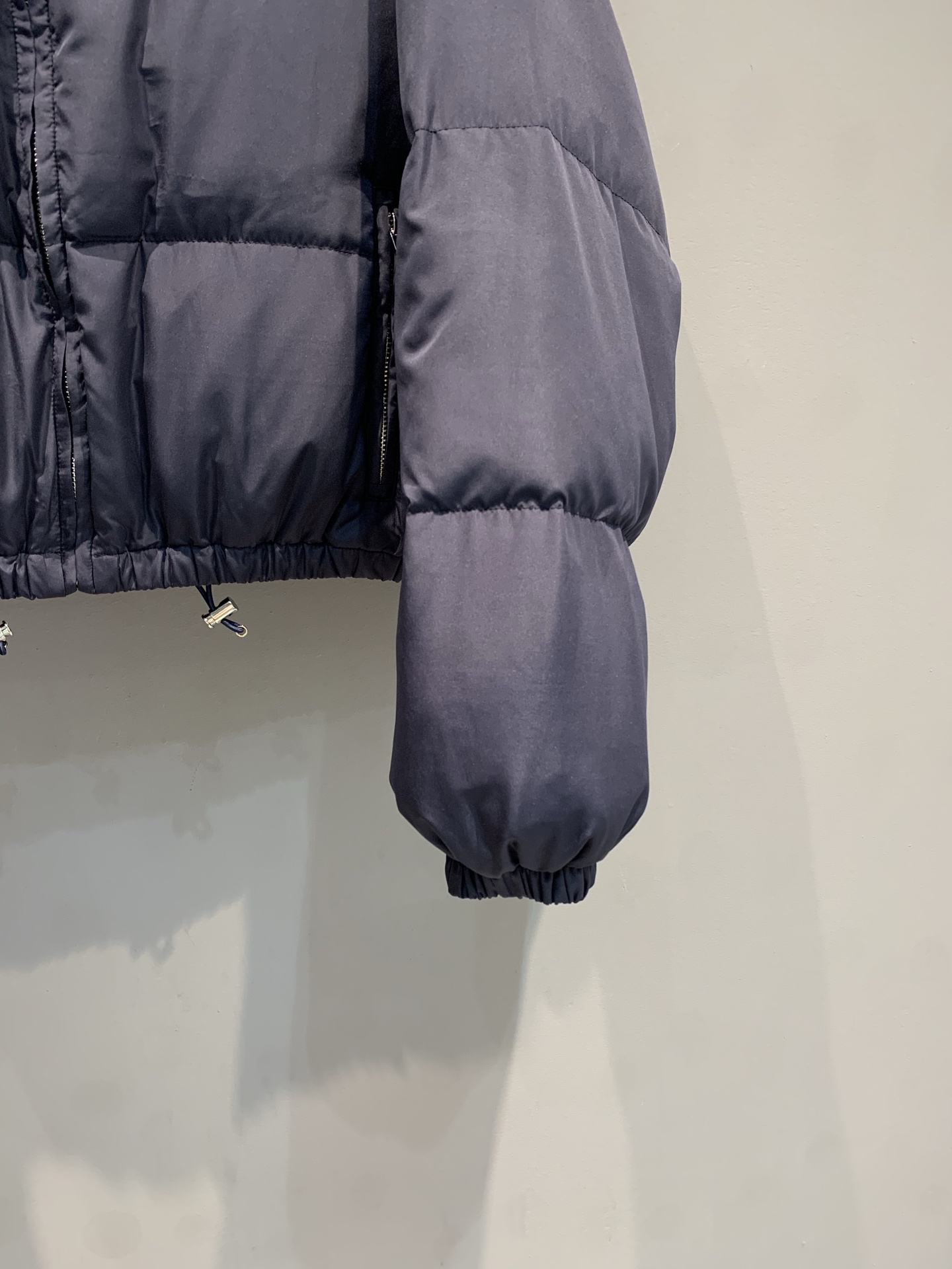 新款🔥出货啦📢 MILiumi*2025秋冬新款运动风立领短款羽绒服。简约运动风，白色线条点缀超有活力!