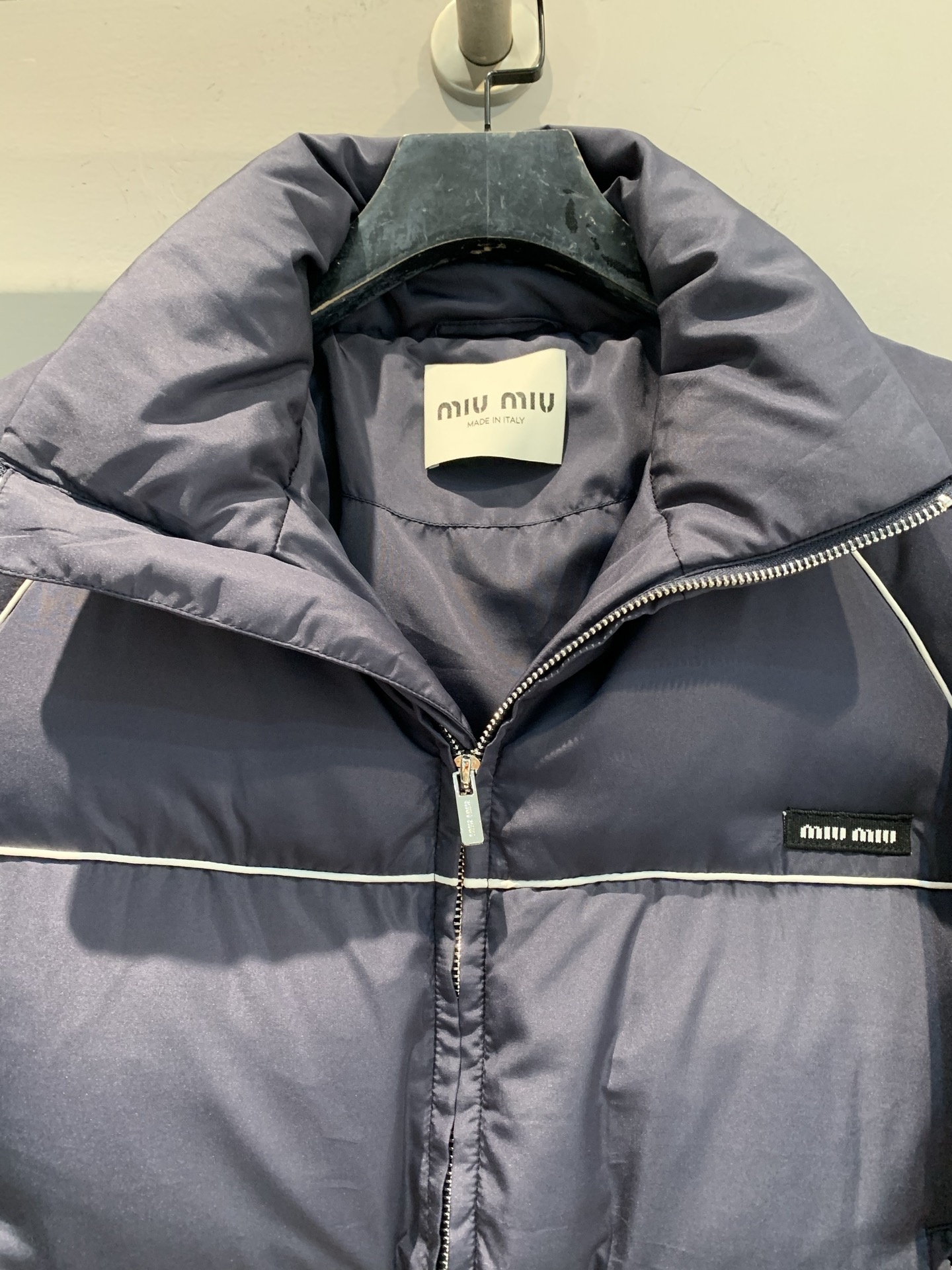 新款🔥出货啦📢 MILiumi*2025秋冬新款运动风立领短款羽绒服。简约运动风，白色线条点缀超有活力!