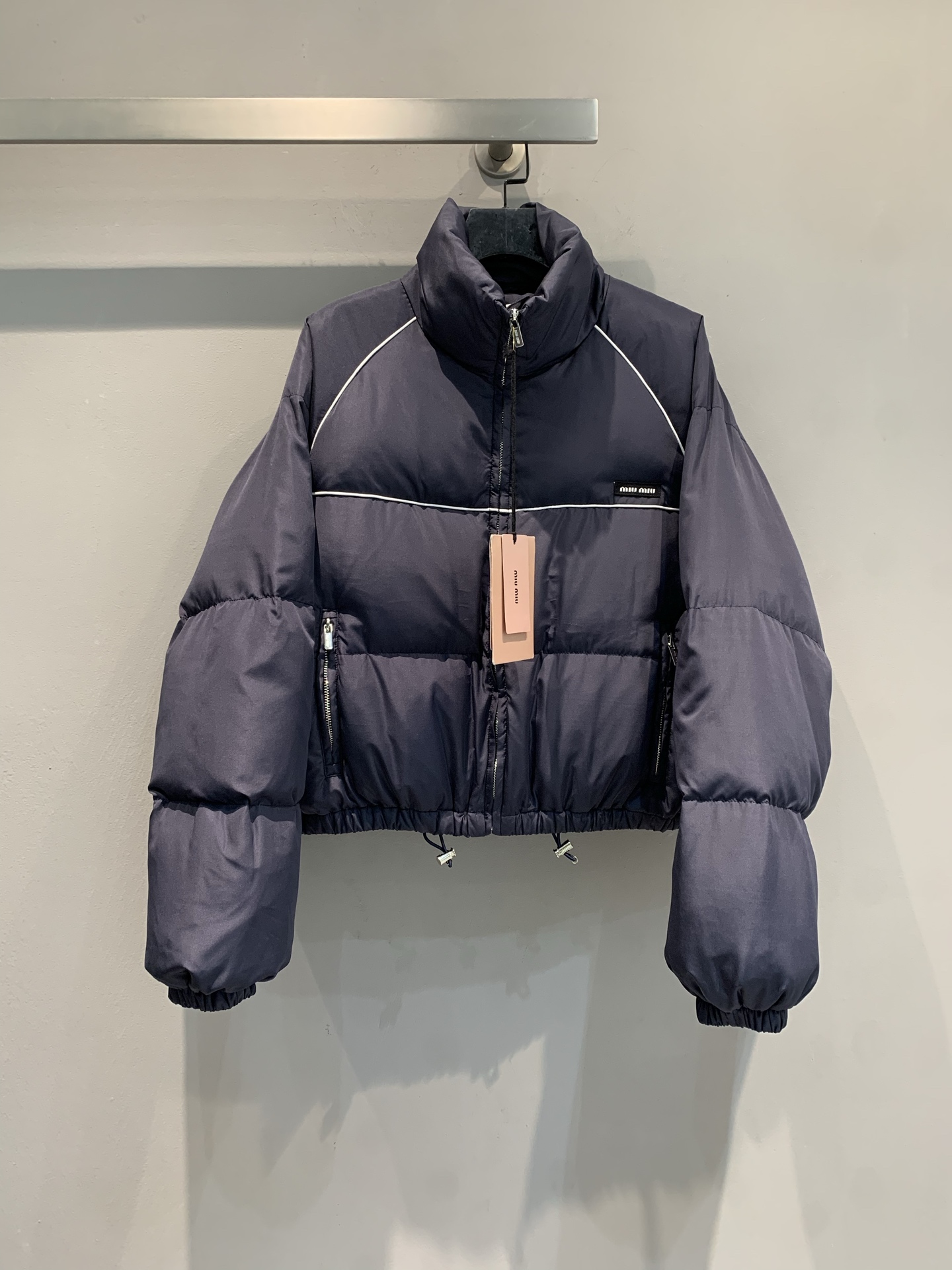 新款🔥出货啦📢 MILiumi*2025秋冬新款运动风立领短款羽绒服。简约运动风，白色线条点缀超有活力!