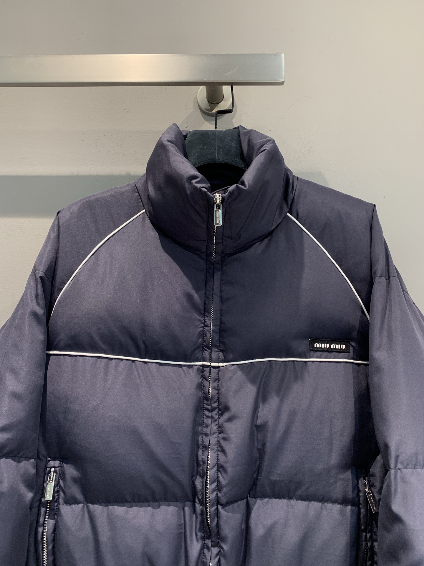 新款🔥出货啦📢 MILiumi*2025秋冬新款运动风立领短款羽绒服。简约运动风，白色线条点缀超有活力!