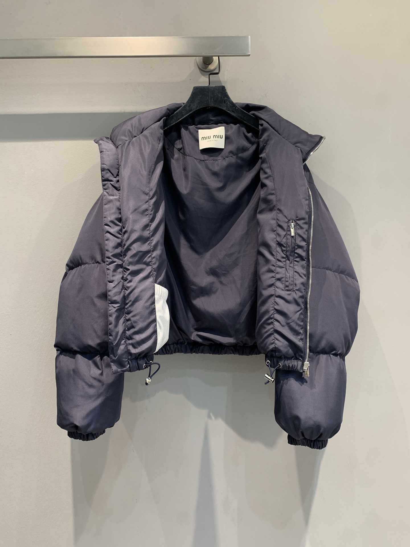 新款🔥出货啦📢 MILiumi*2025秋冬新款运动风立领短款羽绒服。简约运动风，白色线条点缀超有活力!