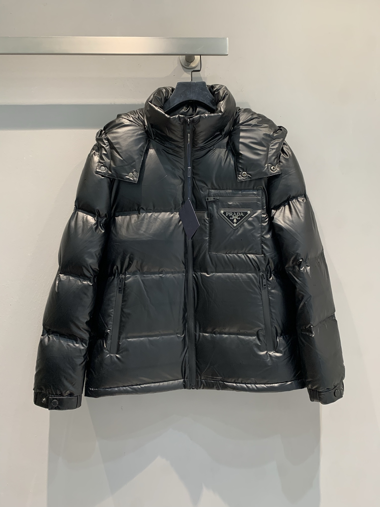 NO:605278,M Prad* 2025 new autumn/winter triangle pocket hooded down jacket with dust bag, simple and elegant design, made of high-quality waterproof fabric + high-loft white duck down filling, warm and lightweight! Detachable hood + zipper front, highly practical, suitable for various weather wear. Diamond quilting technology, full of layers, full of brand sense. Short design, versatile for daily commuting or outdoor, looks great with jeans or casual pants, fashionable and practical!  Same style for men and women, size SML, prada, jeans, down jacket, hats, alexander wang19860909配防尘袋新款出货啦M Prad*2025秋冬新款三角标口袋连帽羽绒服,简约大气设计,采用高品质防水面料+高蓬松度白鸭绒填充,保暖又轻便!可拆卸连帽+拉链前襟,实用性强,适合多种天气穿着.菱形绗缝工艺,层次感满满,品牌感十足计.短款设计,日常通勤或户外都很百搭,搭配牛仔裤或休闲裤都很出彩,时尚又实用! 男女同款,码数SML,,prada,jeans,down jacket,hats,alexander wang,Women's clothing