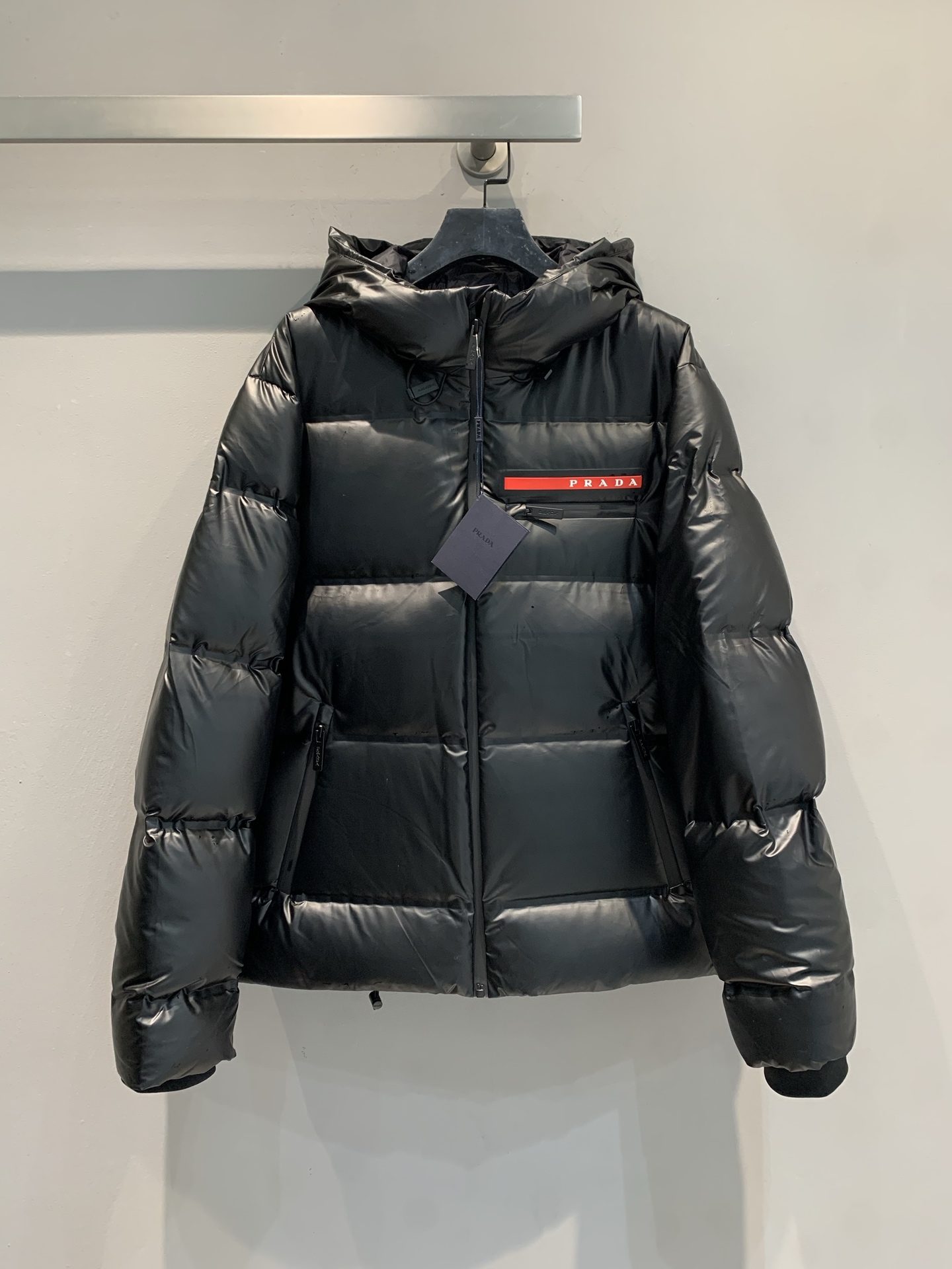 NO:577237,The new M Prad*Linea Rossa red label down jacket has been shipped with a dust bag. It is made of double-layer lightweight nylon fabric, which is windproof, waterproof and breathable. It is very suitable for outdoor and daily commuting!  Filled with 90% white duck down, perfect for warmth retention, lined with renewable microfiber, soft and comfortable to the touch. Hood + front zipper + horizontal quilting, elastic drawstring at the hem, strong silhouette, fashionable and practical. The red label logo is very recognizable and can be worn by both men and women. It is OK for winter travel or leisure occasions! Size SML, prada, down jacket, hats, alexander wang19860909配防尘袋新款出货啦M Prad*Linea Rossa红标羽绒服,采用双层轻质尼龙面料,防风防水又透气,超适合户外和日常通勤! 填充90白鸭绒,保暖力满分,内衬可再生微纤维,触感柔软舒适.连帽+正面拉链+横向绗缝,下摆弹力束绳,廓形感强,时尚又实用.红标Logo超有辨识度,男女都能穿,冬季出行或休闲场合都很OK! 码数SML,,prada,down jacket,hats,alexander wang,Women's clothing