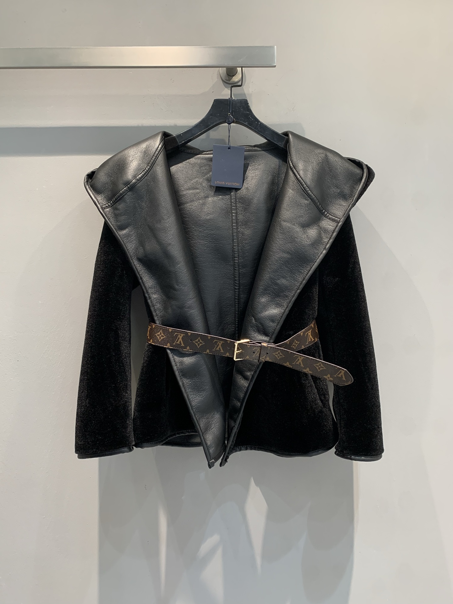 NO:577242,Comes with a dust bag. The new L family Silhouette series autumn and winter retro fashionable double-sided leather belted jacket. Made of high-quality fur + leather stitching, the silhouette design is very aura! The wide lapel + belt modifies the figure and enhances the sense of layering. The lining is soft, super warm and fashionable for autumn and winter. Paired with simple inner wear or trousers, you can easily create a sense of luxury. It is suitable for commuting or formal occasions. It is elegant and practical, and is a must-have item in the autumn and winter wardrobe!  Code number 34 36 38 40,,louis vuitton,jackets & coats,alexander wang19860909配防尘袋新款出货啦 L家Silhouette系列秋冬新款复古时髦双面穿皮皮毛一体腰带外套.采用高品质皮草+皮革拼接,廓形设计超有气场! 宽大翻领+腰带,修饰身形又提升层次感计.内衬柔软,秋冬穿超保暖又时髦.搭配简约内搭或裤装,轻松打造高级感,通勤或正式场合都很适合,优雅实用兼具,是秋冬衣橱必备单品! 码数34 36 38 40,,louis vuitton,jackets & coats,alexander wang,Women's clothing