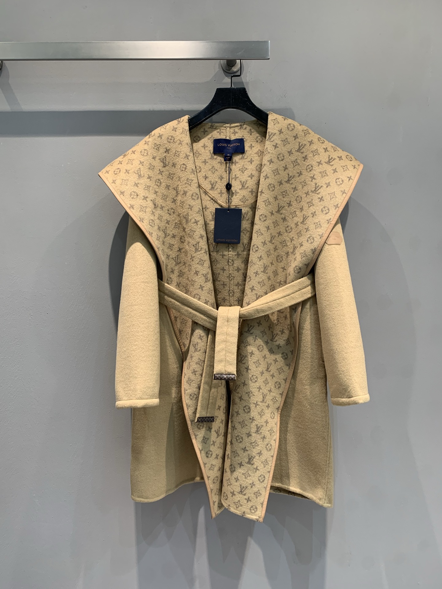 NO:684827,Comes with a dust bag. M Comes with a dust bag. L's new autumn and winter small flower wrap-style mid-length coat is made of woolen jacquard fabric imported from Australia. The fabric is soft and velvety!  Full body floral tailoring, imported goatskin binding!  The invincible large lapels are made for aura, and your upper body will become whiter and more beautiful in seconds!  Delivered with same color belt. Size 36 38 40,,louis vuitton,sheepskin,19860909配防尘袋新款出货啦M 配防尘袋 L家秋冬新款小花围裹式中长款大衣,澳洲进口羊毛呢提花面料,面料柔软绒感十足！满身对花剪裁,进口山羊皮包边！无敌大翻领为气场而生,上身秒变白富美！配送同色腰带. 码数36 38 40,,louis vuitton,sheepskin,,Women's clothing