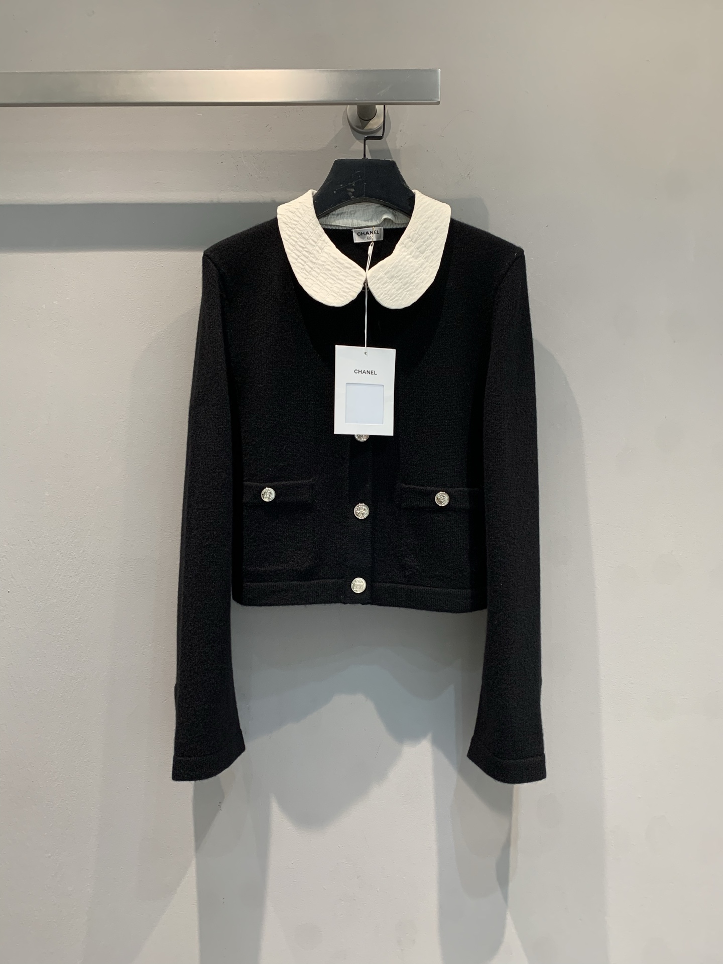 NO:577511,New model shipped M  C's new 2025 autumn and winter ladylike style doll collar cashmere cardigan, 100% cashmere material, soft and textured. Contrast color doll collar + customized metal buttons, full of retro girly feel. Short fit version, slimming and covering the flesh, with brand embroidery emblem on the back  Standard, the details are super exquisite! It is suitable for daily wear or light luxury occasions. Pair it with a pleated skirt or high-waisted pants, and you can easily get the rich style~ This style is very popular among celebrities and fashion circles. It is the same style as Jennie. It has both girlishness and elegance. It is a must-have for fashionistas!  Code number 36 38 40,,chanel,skirts,alexander wang19860909新款出货啦M C家2025秋冬新款名媛风娃娃领羊绒开衫,百分百羊绒材质,柔软有质感.撞色娃娃领+定制金属纽扣,复古少女感满满计.短款合身版型,显瘦遮肉,后背有品牌刺绣徽标,细节超精致!日常穿搭或轻奢场合都很适合,搭配百褶裙or高腰裤,千金风轻松get~这款在明星和时尚圈超火,Jennie同款,少女感与优雅兼具,时髦精必入! 码数36 38 40,,chanel,skirts,alexander wang,Women's clothing