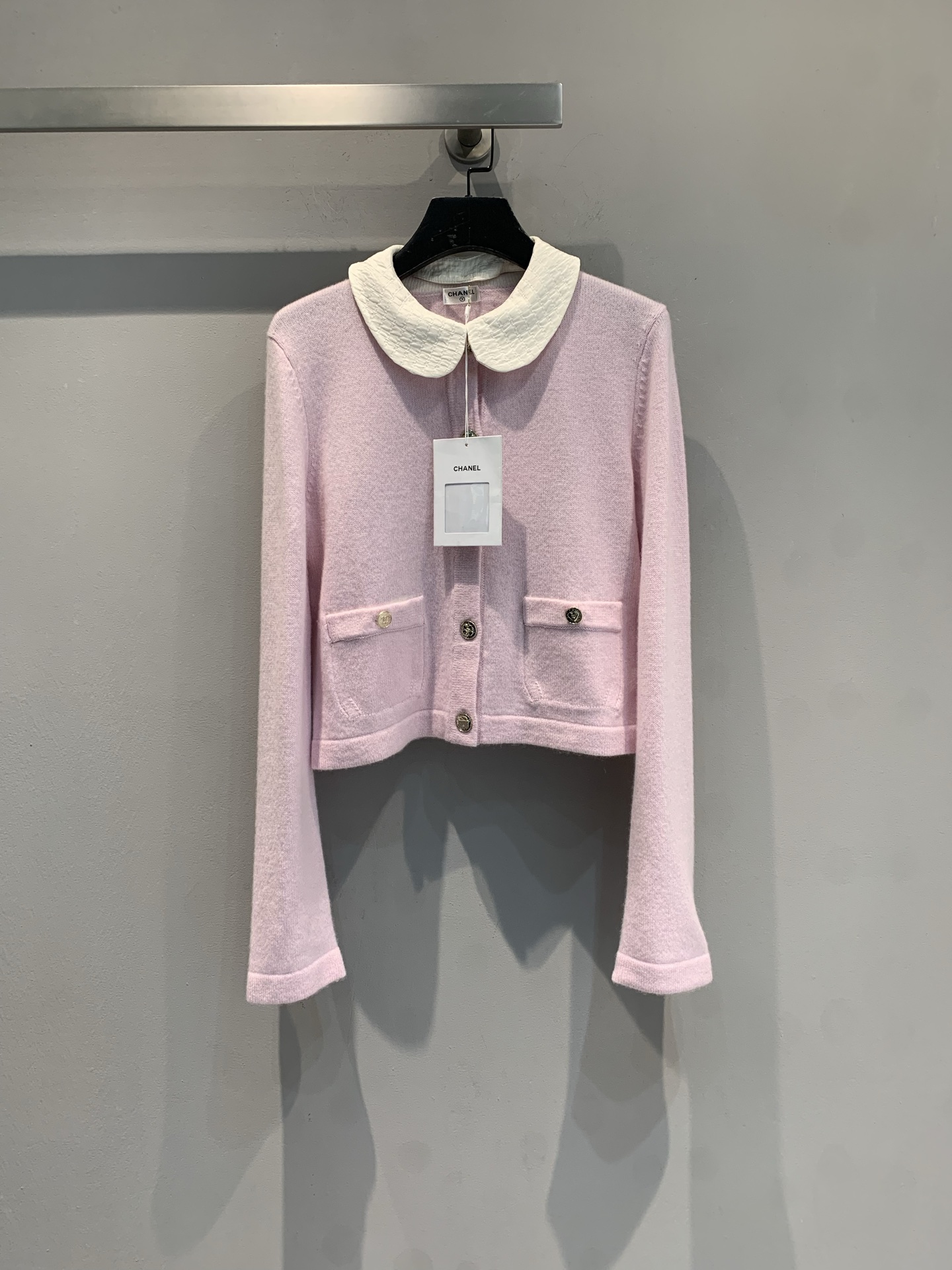 NO:577514,New model shipped. MC's 2025 autumn and winter new lady style doll collar cashmere cardigan, 100% cashmere material, soft and textured. Contrast color doll collar + customized metal buttons, full of retro girly feel. Short fit version, slimming and covering the flesh, with brand on the back  The embroidered logo, the details are super exquisite! It is suitable for daily wear or light luxury occasions. Pair it with a pleated skirt or high-waisted pants, and you can easily get the rich style ~ This style is very popular among celebrities and fashion circles. It is the same style as Jennie. It has both girlishness and elegance. It is a must-have for fashionistas!  Code number 36 38 40,,chanel,skirts,alexander wang19860909新款出货啦MC家2025秋冬新款名媛风娃娃领羊绒开衫,百分百羊绒材质,柔软有质感.撞色娃娃领+定制金属纽扣,复古少女感满满计.短款合身版型,显瘦遮肉,后背有品牌刺绣徽标,细节超精致!日常穿搭或轻奢场合都很适合,搭配百褶裙or高腰裤,千金风轻松get~这款在明星和时尚圈超火,Jennie同款,少女感与优雅兼具,时髦精必入! 码数36 38 40,,chanel,skirts,alexander wang,Women's clothing