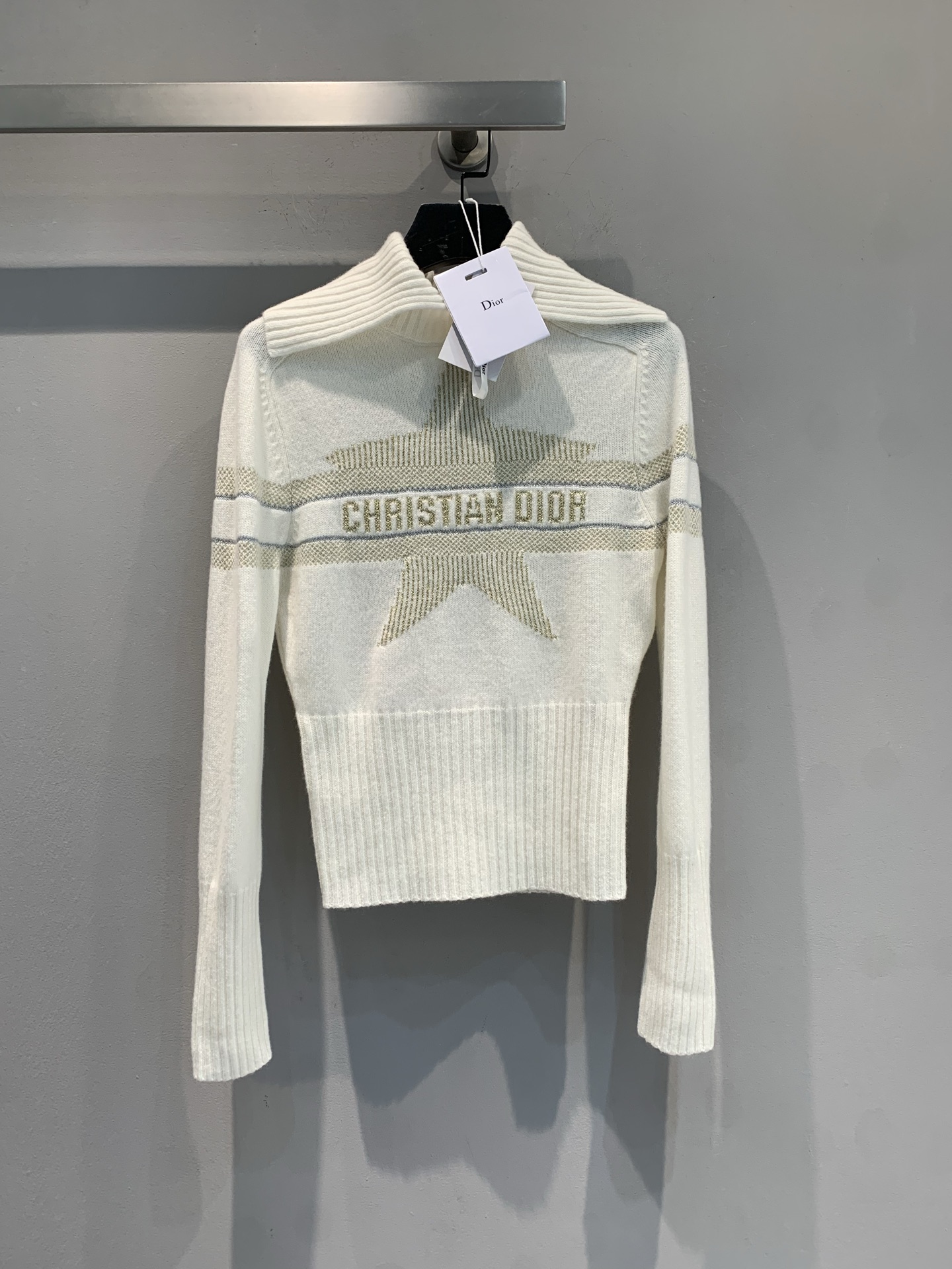 NO:578489,M CD2025 new autumn and winter new Alpine series star sweater, platinum tone + lucky star embroidery, with 'CHRISTIAN DIOR' words, full of brand feeling! High-quality wool and cashmere blend, soft and warm, very suitable for autumn and winter. Waist design + large lapels, slim and elegant, ski series inspiration, both sporty and elegant, can be easily managed in daily or light luxury occasions, paired with high-waisted pants/skirts, the atmosphere is directly full. Size 36  38 40,,dior,skirts,sweaters,alexander wang19860909新款出货啦M CD2025秋冬新款阿尔卑斯系列星星毛衣,白金色调+幸运星刺绣,搭配“CHRISTIAN DIOR”字样,品牌感满满!高品质羊毛羊绒混纺,柔软又保暖,秋冬穿超合适.收腰设计+大翻领,显瘦又优雅,滑雪系列灵感,运动与优雅兼具,日常或轻奢场合都能轻松驾驭,搭配高腰裤/裙,氛围感直接拉满.码数36 38 40,,dior,skirts,sweaters,alexander wang,Women's clothing