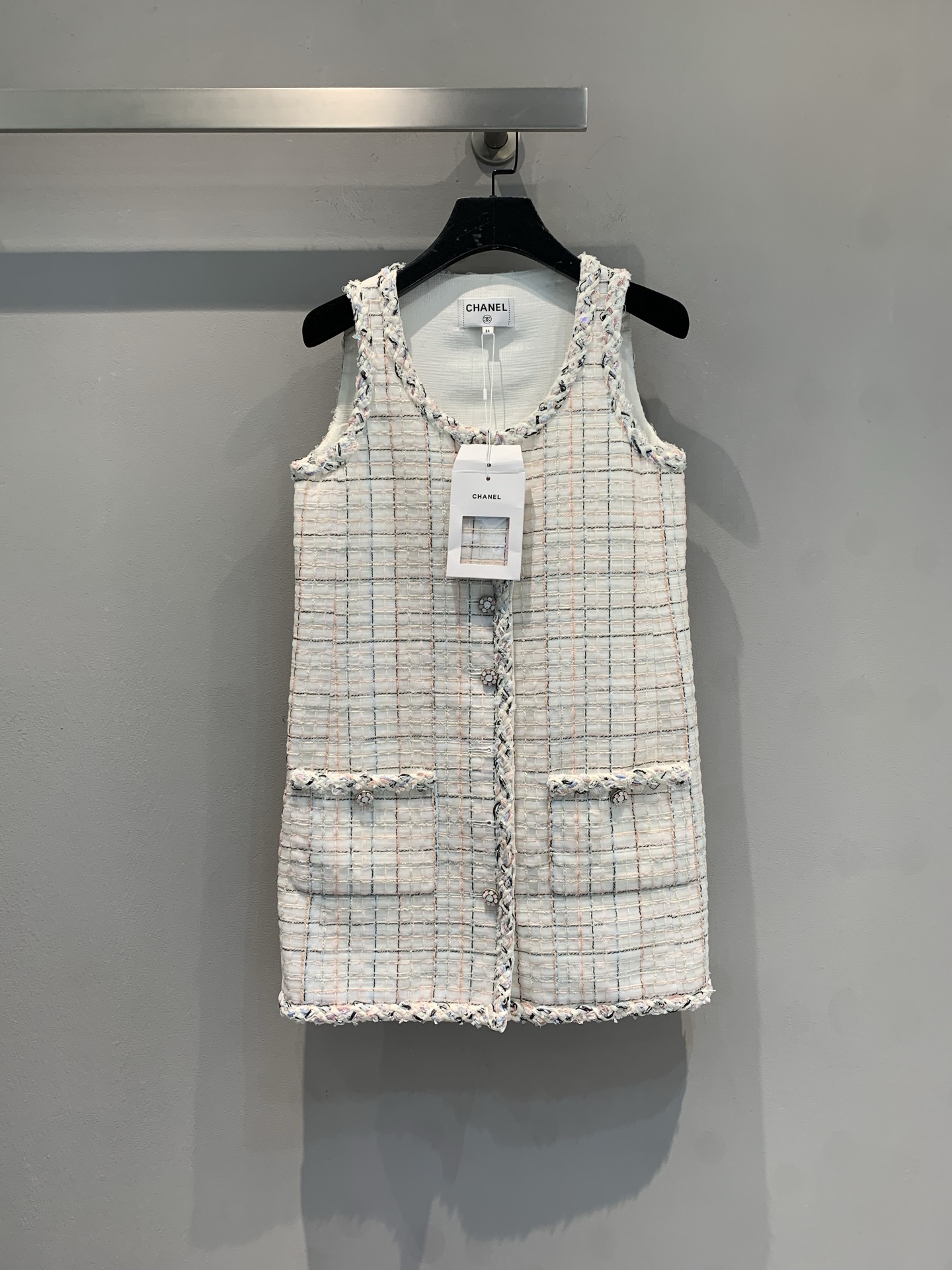 NO:578642,Comes with dust bag. M comes with dust bag. C's 5 new retro lady style pattern tweed vest dress, interwoven with off-white + light color yarn, retro and elegant. Sleeveless vest style design + raw edge details, pearl button embellishment, exquisite craftsmanship. Lined with mulberry silk blend, comfortable and textured to wear. It is great to wear alone in spring and summer or layered in autumn and winter. It can be easily used for commuting and parties. It is practical and fashionable. It is a versatile item that can be worn in all seasons! Size 36  38 40,,chanel,skirts,alexander wang19860909配防尘袋新款出货啦M配防尘袋 C家5新款复古名媛风格纹粗花呢马甲连衣裙,米白+浅色纱线交织,复古优雅.无袖马甲式设计+毛边细节,珍珠纽扣点缀,工艺精致.内衬桑蚕丝混纺,穿着舒适又有质感.春夏单穿或秋冬叠穿都很出彩,通勤、派对都能轻松驾驭,实用又时髦,是四季都能穿的百搭单品! 码数36 38 40,,chanel,skirts,alexander wang,Women's clothing