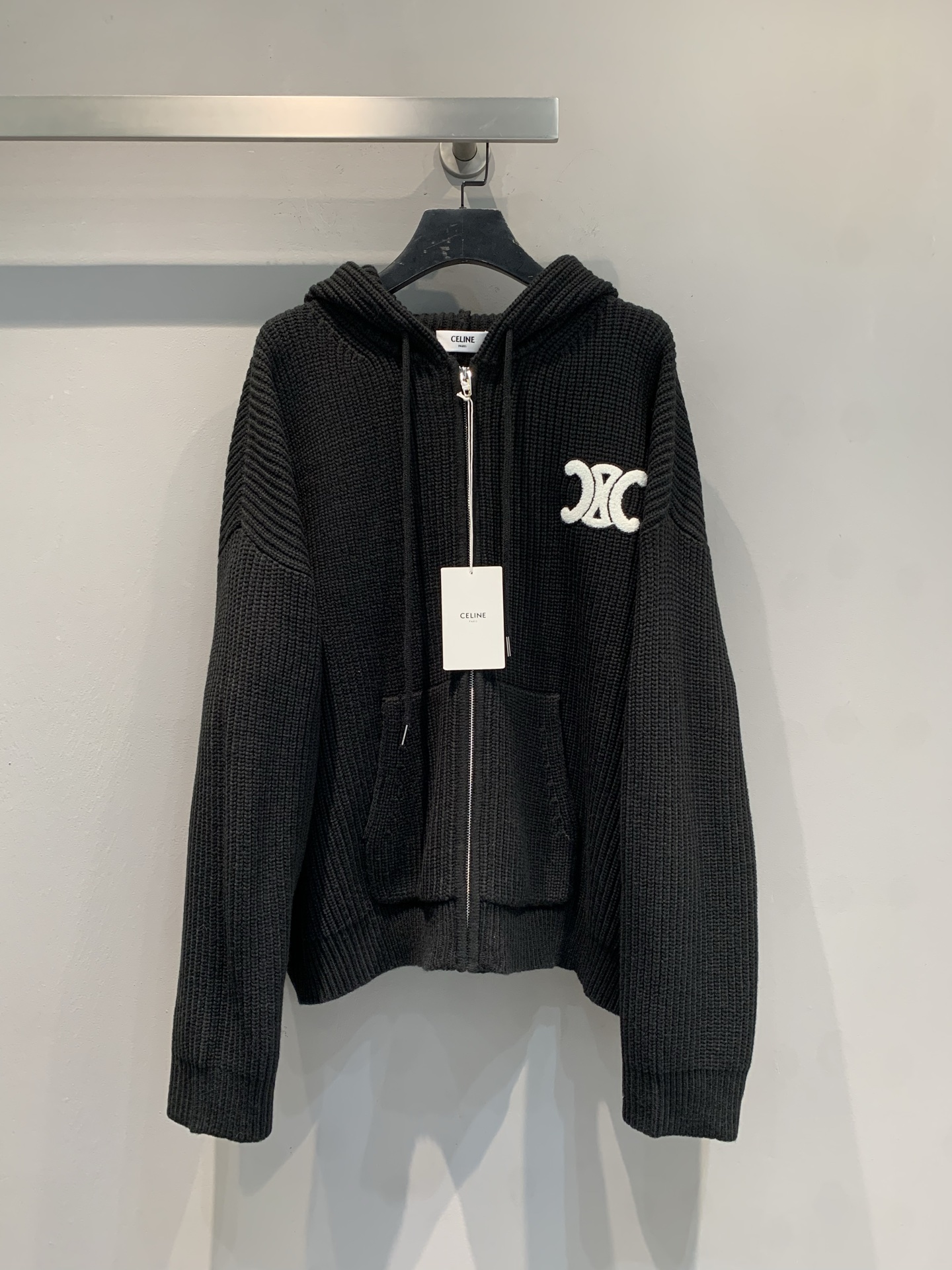 NO:578786,New model shipped M  Celin*'s new autumn and winter Arc de Triomphe logo hooded wool knitted cardigan, wool knit material, soft and comfortable, perfect for autumn and winter! Zipper closure + Arc de Triomphe logo, full of brand sense. The hooded design is practical and fashionable, loose silhouette + dropped shoulders, full of lazy and high-end atmosphere ~ The high collar can be used for two purposes, modifying the face and neck lines, versatile and easy to wear, and can be worn by both men and women! It is suitable for daily commuting and casual outings, and is a must-have classic item in the wardrobe!  Code number SML,,celine,hats,alexander wang19860909新款出货啦M Celin*秋冬新款凯旋门徽标连帽羊毛针织开衫,羊毛针织材质,柔软舒适,秋冬穿超合适!拉链开合+凯旋门徽标,品牌感满满计.连帽设计实用又时髦,宽松廓形+落肩,慵懒高级氛围感拉满~高领可两用,修饰脸型和脖颈线条,百搭不挑人,男女都能穿!日常通勤、休闲出街都很OK,是衣橱必备经典单品! 码数SML,,celine,hats,alexander wang,Women's clothing