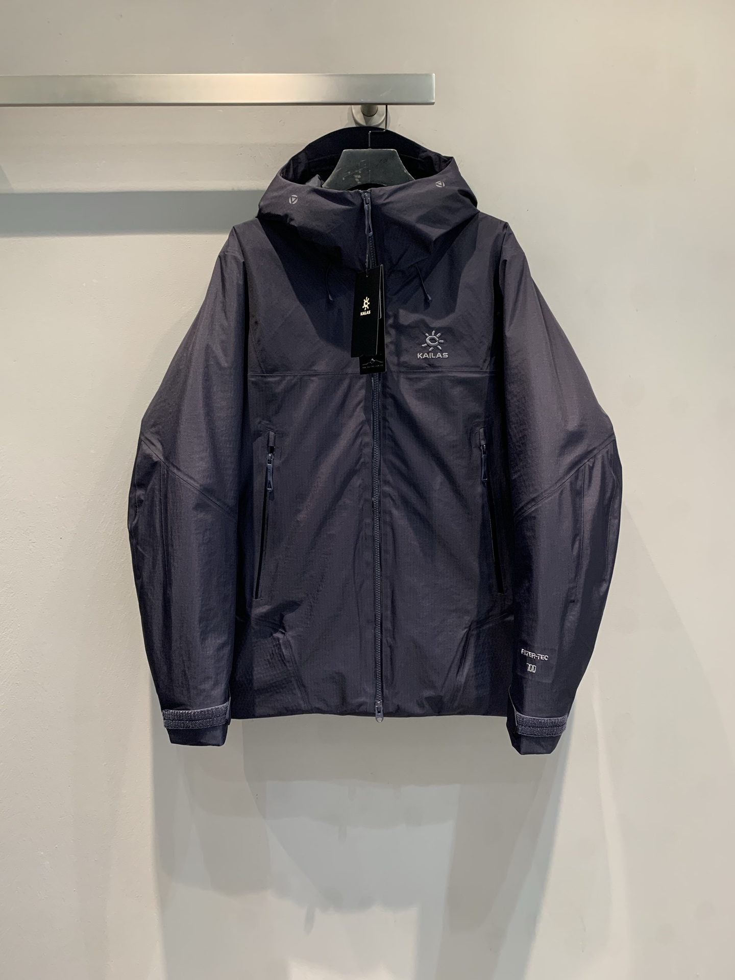 NO:578779,The new model M KAILAS Aspen soft shell down jacket has been shipped with a dust bag. It is made of FILTER-TEC windproof and waterproof fabrics, three-layer lamination technology, 700-fill goose down filling, and graphene heat-reflective technology inside, which has excellent thermal insulation effect. Hooded design, adjustable hood, windproof cuffs with Velcro, breathable zippers under the arms, multiple pockets, workmanship details in place, comfortable to wear, suitable for skiing, outdoor, and commuting. Size S-XXL,,down  jacket,hats,alexander wang19860909配防尘袋新款出货啦M KAILAS凯乐石阿斯本软壳羽绒服,采用FILTER-TEC防风防水面料,三层压胶工艺,700蓬鹅绒填充,内里石墨烯热反射科技,保暖效果极佳.连帽设计,帽子可调节,袖口魔术贴防风,腋下透气拉链,多口袋,做工细节到位,穿着舒适,适合滑雪、户外、通勤.码数S-XXL,,down jacket,hats,alexander wang,Women's clothing