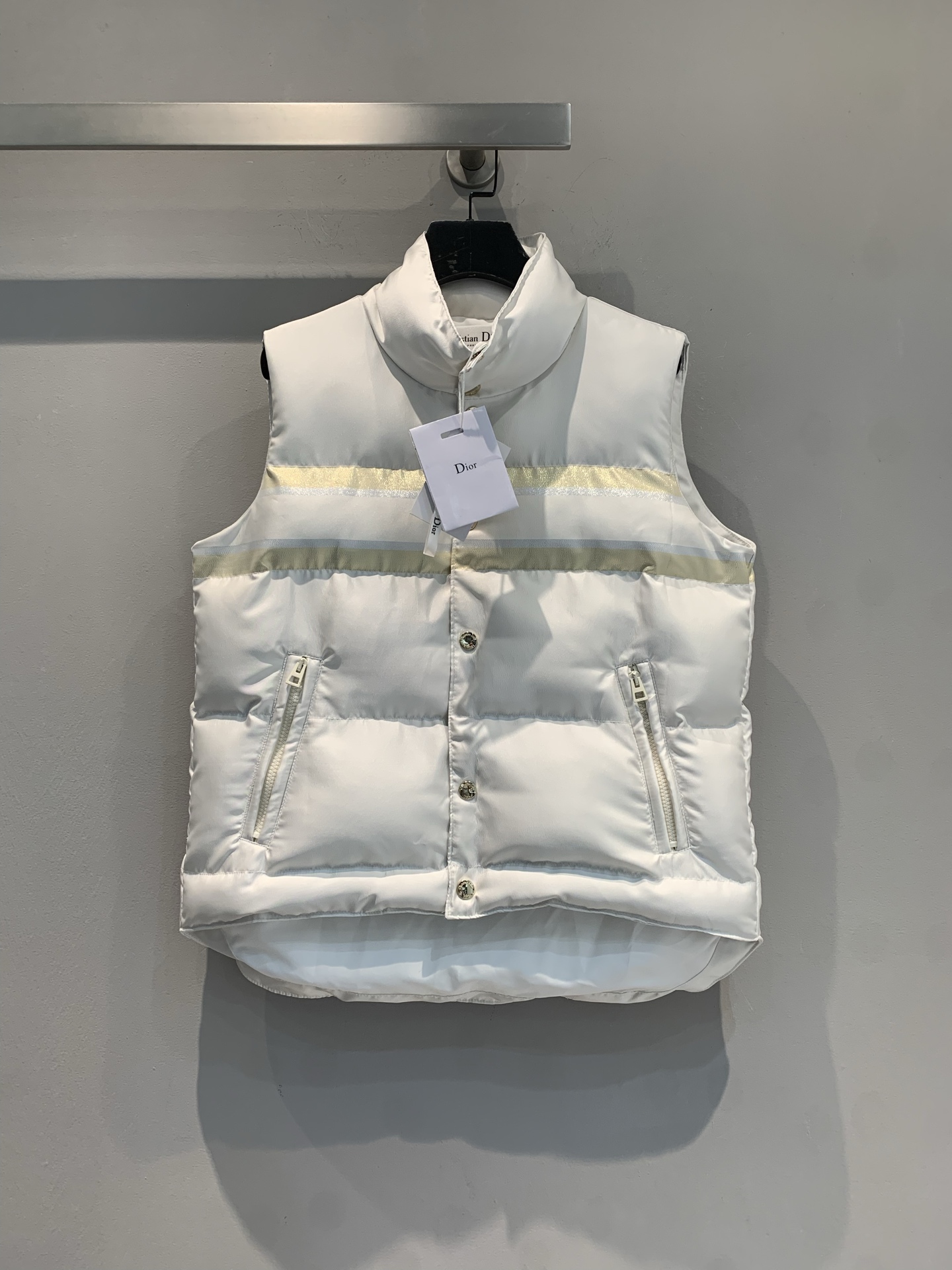 NO:579356,Comes with a dust bag. CD2025 new autumn and winter Alps series stand-up collar down vest, focusing on light warmth, filled with 90 white duck down, full of fluffiness! High-quality outer fabric, retro copper hardware + zipper pocket, practical and detailed. Warm beige color is versatile, great for layering or wearing alone, can be worn for commuting and leisure. The design is inspired by skiing, elegant and practical, it is a must-have item for autumn and winter wardrobe. Size 36 38  40,,loro piana,down jacket,alexander wang19860909配防尘袋新款出货啦 CD2025秋冬新款Alps系列立领羽绒马甲,主打轻盈保暖,填充90白鸭绒,蓬松感满分!外层高品质面料,复古铜色五金+拉链口袋,实用又有细节感.暖米色百搭,叠穿或单穿都很出彩,通勤休闲都能hold住.设计灵感来自滑雪运动,优雅又实用,是秋冬衣橱必备单品.码数36 38 40,,loro piana,down jacket,alexander wang,Women's clothing