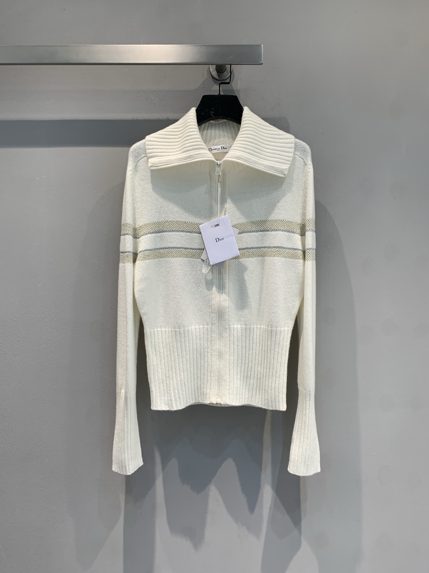 NO:587287,The new model is shipped M CD2025 new Alps series limited knitted cardigan for autumn and winter, milky white wool blend, soft and delicate, super comfortable to wear in autumn and winter! Gold star jacquard + zipper lapel, full of details. The waist design shows the figure, the regular version is not unflattering, and can be controlled by slender or slightly fat. Paired with high-waisted pants or skirts, it is gentle and advanced, suitable for commuting and leisure~  The Alps series is inspired by skiing, practical and sporty. It is a must-have item for autumn and winter wardrobes. Size 36 38 40, loro piana, skirts, alexander wang19860909新款出货啦M CD2025秋冬新款Alps系列限定针织开衫,奶白色羊毛混纺,柔软细腻,秋冬穿超舒服!金色星星提花+拉链翻领,细节满分计.收腰设计显身材,常规版型不挑人,纤细or微胖都能驾驭.搭配高腰裤or裙装,温柔又高级,通勤休闲都OK~ Alps系列灵感源自滑雪运动,实用又有运动感,是秋冬衣橱必备单品.码数36 38 40,,loro piana,skirts,alexander wang,Women's clothing