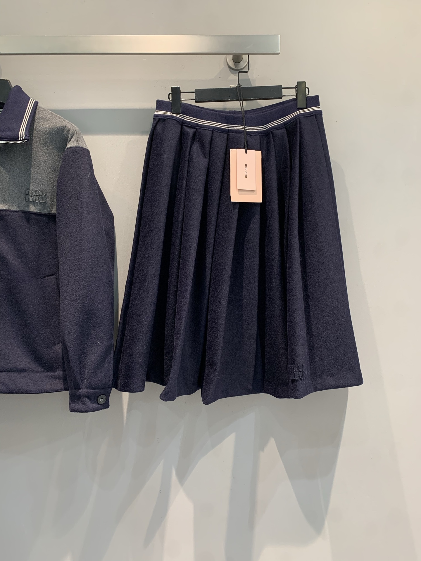 NO:587318,M Miumi* 2025 new autumn and winter new fashionable and versatile elastic waist wool pleated skirt, high-waisted A-line version, drawstring knitted waist + double striped webbing, full of college style! Wool blended material, crisp and stylish, side zipper opening and closing, super easy to put on and take off ~ high-waist design modifies the proportion of the legs, paired with a sweater or shirt, easy to get an age-reducing or commuting look. Size SML, miumiu, skirts, shirts, alexander  wang19860909新款出货啦M Miumi*2025秋冬新款时髦百搭松紧腰羊毛百褶半身裙,高腰A字版型,抽绳针织腰头+双条纹织带,学院风满满!羊毛混纺材质,挺括有型,侧面拉链开合,穿脱超方便~高腰设计修饰腿部比例,搭配针织衫或衬衫,轻松get减龄or通勤look.码数SML,,miumiu,skirts,shirts,alexander wang,Women's clothing