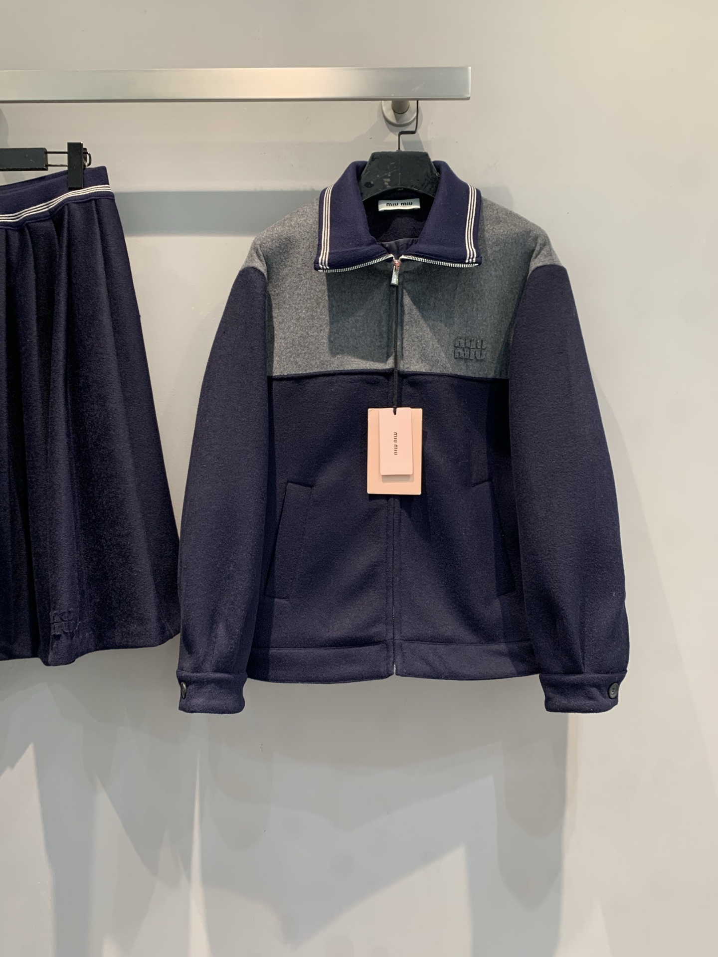 NO:587322,The new model is shipped. MMiumi* 2025 new fashionable retro contrasting zipper wool jacket for autumn and winter. Customized navy blue + gray fabric, perfect texture! The three-dimensional logo on the chest is very recognizable, zipper opening + double side pockets, practical and fashionable. The contrasting color design makes the whole body more layered. Pair it with the same series of skirts or casual pants, and you can easily get a modern retro atmosphere ~ It is suitable for daily commuting and street walking, comfortable and stylish!  Size SML,,miumiu,skirts,jackets & coats,alexander wang19860909新款出货啦MMiumi*2025秋冬新款时髦复古撞色拉链羊毛外套.藏青+灰色定制面料,质感满分! 胸前三立体徽标超有辨识度计,拉链开合+双侧口袋,实用又时髦.撞色设计让整体更有层次,搭配同系列半裙或休闲裤,轻松get摩登复古氛围感~日常通勤、街头漫步都很适合,舒适又有型! 码数SML,,miumiu,skirts,jackets & coats,alexander wang,Women's clothing