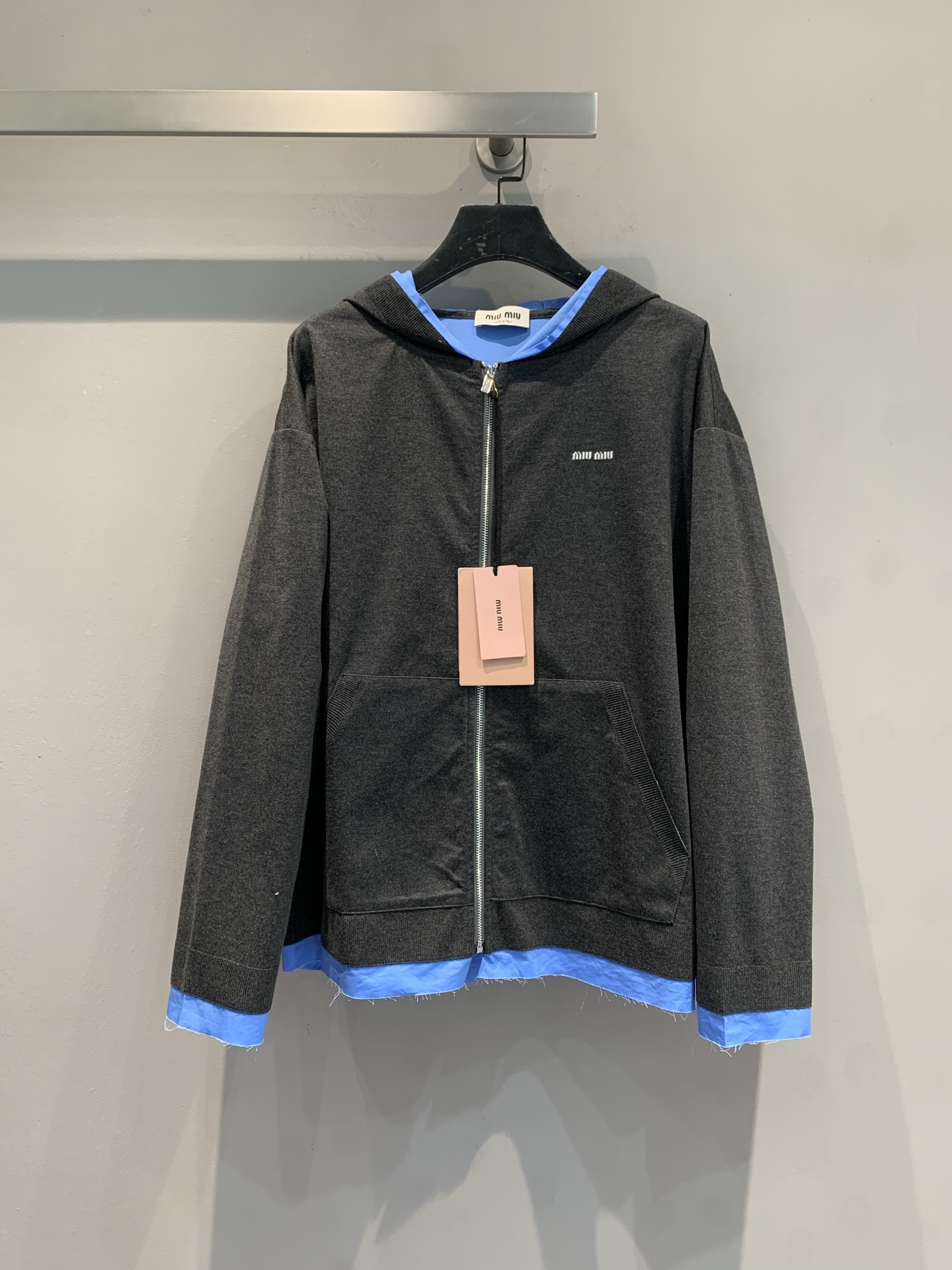 NO:579538,New model shipped M  Miumi*2025 new autumn and winter new fake two-piece contrasting logo zipper hooded wool jacket, imported sheep wool fabric + blue lining, simple and full of vitality! Loose fit + hooded design, zipper opening and closing is super convenient, the chest logo is low-key and recognizable. The cuffs and bottom  The blue splicing is full of layers and can be easily worn for daily commuting or leisure. It goes well with jeans and short skirts. It is comfortable and fashionable. It is a must-have for autumn and winter! Size SML, miumiu, skirts, jeans, jackets  & coats,hats,alexander wang19860909新款出货啦M Miumi*2025秋冬新款假两件撞色徽标拉链连帽羊毛外套,进口绵羊毛面料+蓝色内衬,简约又活力满满!宽松版型+连帽设计,拉链开合超方便,胸前徽标低调有辨识度计.袖口和下摆蓝色拼接,层次感十足,日常通勤或休闲都能轻松驾驭.搭配牛仔裤、短裙都很出彩,舒适又时髦,秋冬穿搭必备!码数SML,,miumiu,skirts,jeans,jackets & coats,hats,alexander wang,Women's clothing