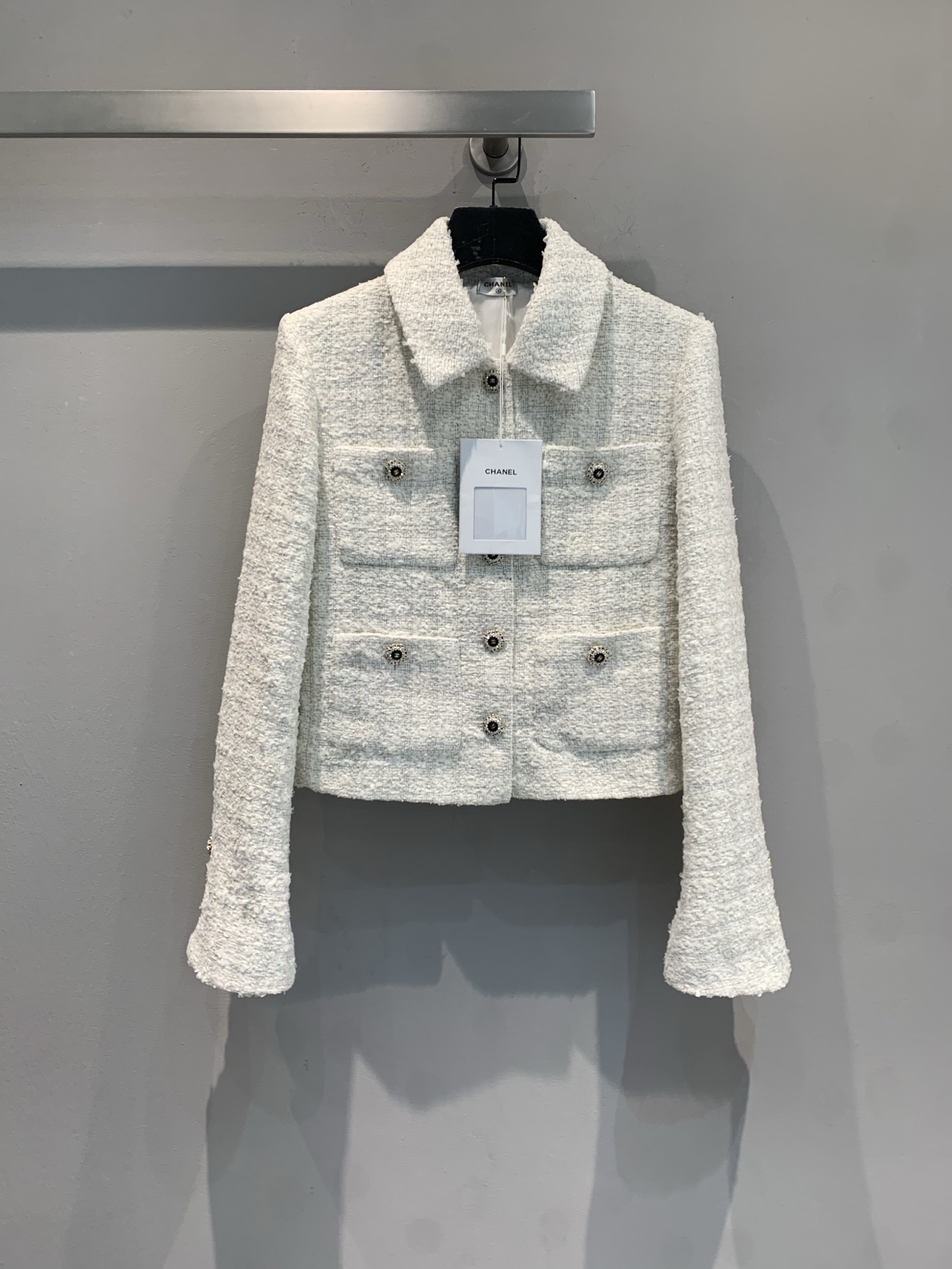 NO:579527,Comes with dust bag. New model shipped with dust bag. C's 2025 Advanced Handicraft Workshop Series multi-pocket tweed short jacket, off-white base interwoven with light gold and silver gray yarn, delicate texture + soft touch, casual and exquisite design. Raw edge + lapel design, classic small style, super elegant for autumn and winter! Short cut, looks great with high-waisted pants/skirts, can be easily used for commuting or formal occasions. Size 36 38  40,,chanel,skirts,jackets & coats,alexander wang19860909配防尘袋新款出货啦 配防尘袋 C家2025高级手工坊系列多口袋粗花呢短外套,米白基底交织浅金、银灰纱线,细腻肌理+柔软触感,随性精致计.毛边收边+翻领设计,经典小香风,秋冬穿搭超有气质!短款剪裁,搭配高腰裤/裙都很出彩,通勤或正式场合都能轻松驾驭.码数36 38 40,,chanel,skirts,jackets & coats,alexander wang,Women's clothing