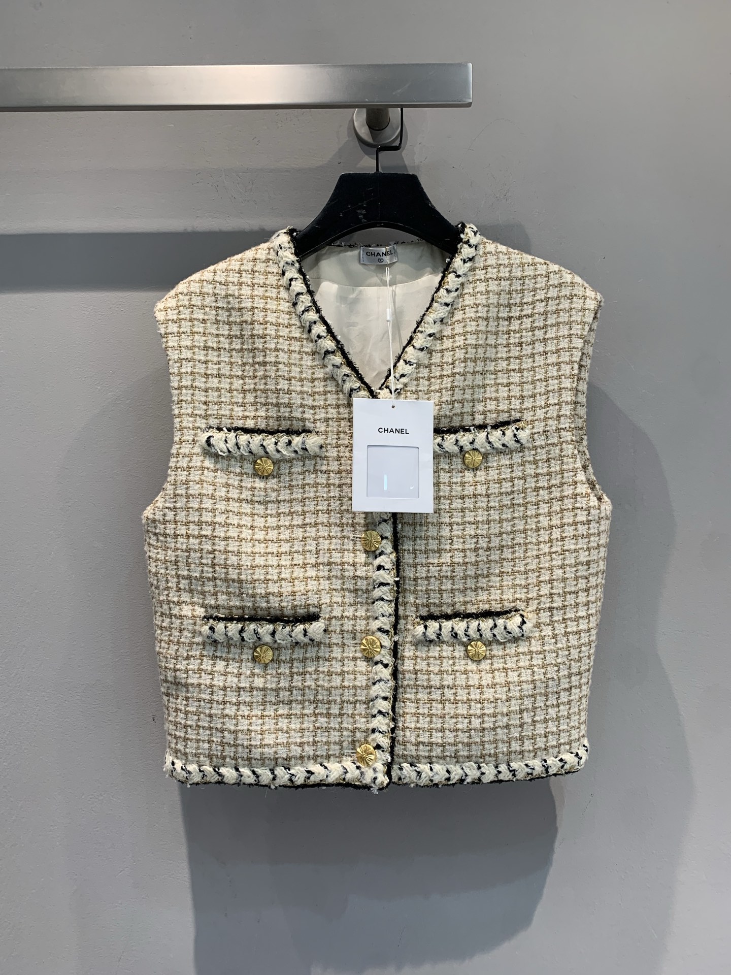 NO:586732,Comes with dust bag, new model shipped M. Comes with dust bag. C's 2025 new high-end handmade workshop series multi-pocket V-neck tweed vest, classic small fragrant design, apricot tweed + black ribbon, metal button embellishment, elegant and refined. The V-neck modifies the neck line, and the cuffs and hem ribbon details are super layered. It is great to be worn layered or worn alone, and can be matched with spring, summer, autumn and winter. The oversize version can be switched between noble and handsome style!  A must-have for fashionistas! Size 36 38 40,,versace,chanel,alexander wang19860909配防尘袋新款出货啦M 配防尘袋 C家2025秋冬新款高级手工坊系列多口袋V领粗花呢马甲,经典小香风设计,杏色粗花呢+黑色丝带,金属纽扣点缀,优雅又精致.V领修饰颈部线条,袖口和下摆丝带细节超有层次感.叠穿或单穿都很出彩,春夏秋冬都能搭配,oversize版型,贵气千金风or帅气风随心切换! 时髦精必入! 码数36 38 40,,versace,chanel,alexander wang,Women's clothing