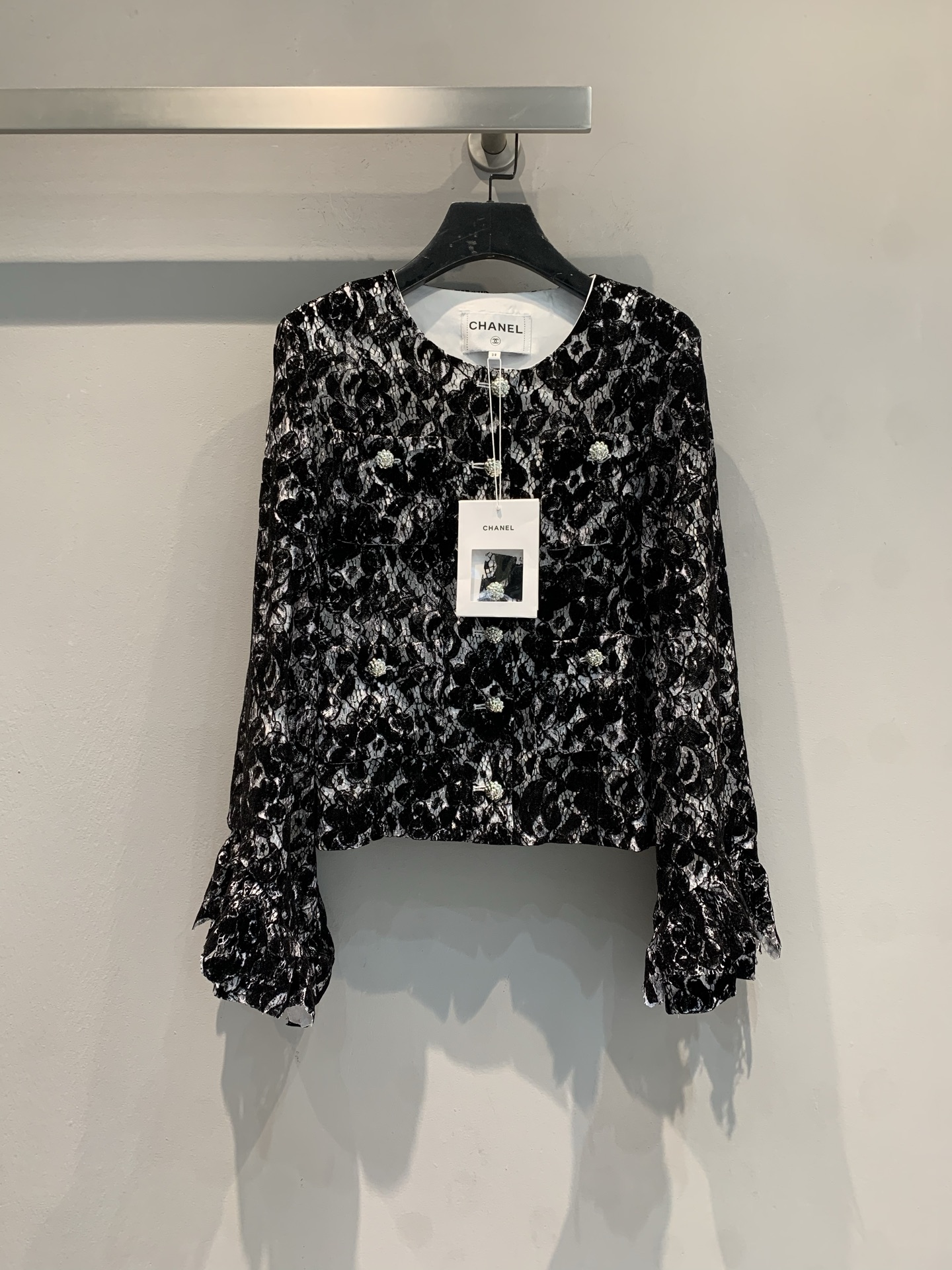 NO:586707,Comes with dust bag. M comes with dust bag. C's 2025 advanced handicraft workshop series lace jacket, black lace + exquisite embroidery, full of French elegant atmosphere. Irregular hem + loose cuffs, full of layering, easy to control in daily or formal occasions. Handicraft workshop craftsmanship, exquisite details, high collection value, G-Dragon's same style, cabinet is about 50,000+, rare and classic, fashionable must-have! Code number 36 38 40,,chanel,jackets &  coats,alexander wang19860909配防尘袋新款出货啦M配防尘袋 C家2025高级手工坊系列蕾丝外套,黑色蕾丝+精致刺绣,法式优雅氛围感拉满.不规则下摆+宽松袖口,层次感十足,日常或正式场合都能轻松驾驭.手工坊工艺,细节超精致,收藏价值高,权志龙同款,柜约5万+,稀缺又经典,时髦精必入! 码数36 38 40,,chanel,jackets & coats,alexander wang,Women's clothing