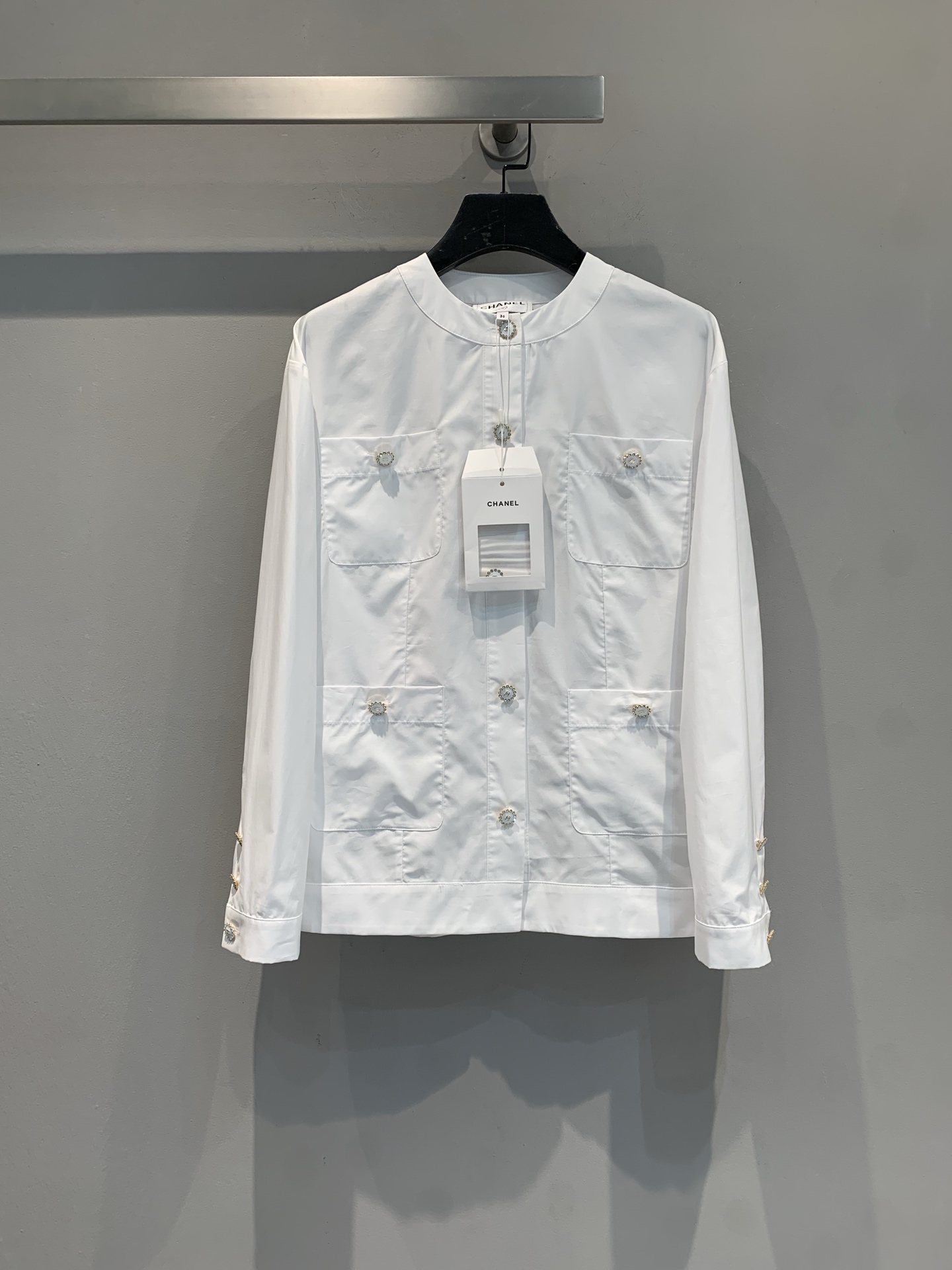 NO:586693,The new model is shipped. MC’s new white four-pocket shirt from the show, classic design + skin-friendly cotton fabric, super comfortable to wear! Four-pocket open style, exquisite details, cuffs and buttons are very textured. Can be worn alone for commuting, or paired with white trousers, easily switching between workplace and daily styles. Suitable for thin sisters. Practical and elegant, it is one of the must-have items this season! Size 36 38 40,,chanel,shirts,alexander wang19860909新款出货啦MC家秀场新款白色四口袋衬衫,经典设计+亲肤棉感面料,穿着超舒适!四口袋开襟式,细节精致,袖口和纽扣都很有质感.可单穿通勤,也能搭配白色西裤,轻松切换职场&日常风格.适合偏瘦姐妹.实用又优雅,是本季必入单品之一! 码数 36 38 40,,chanel,shirts,alexander wang,Women's clothing