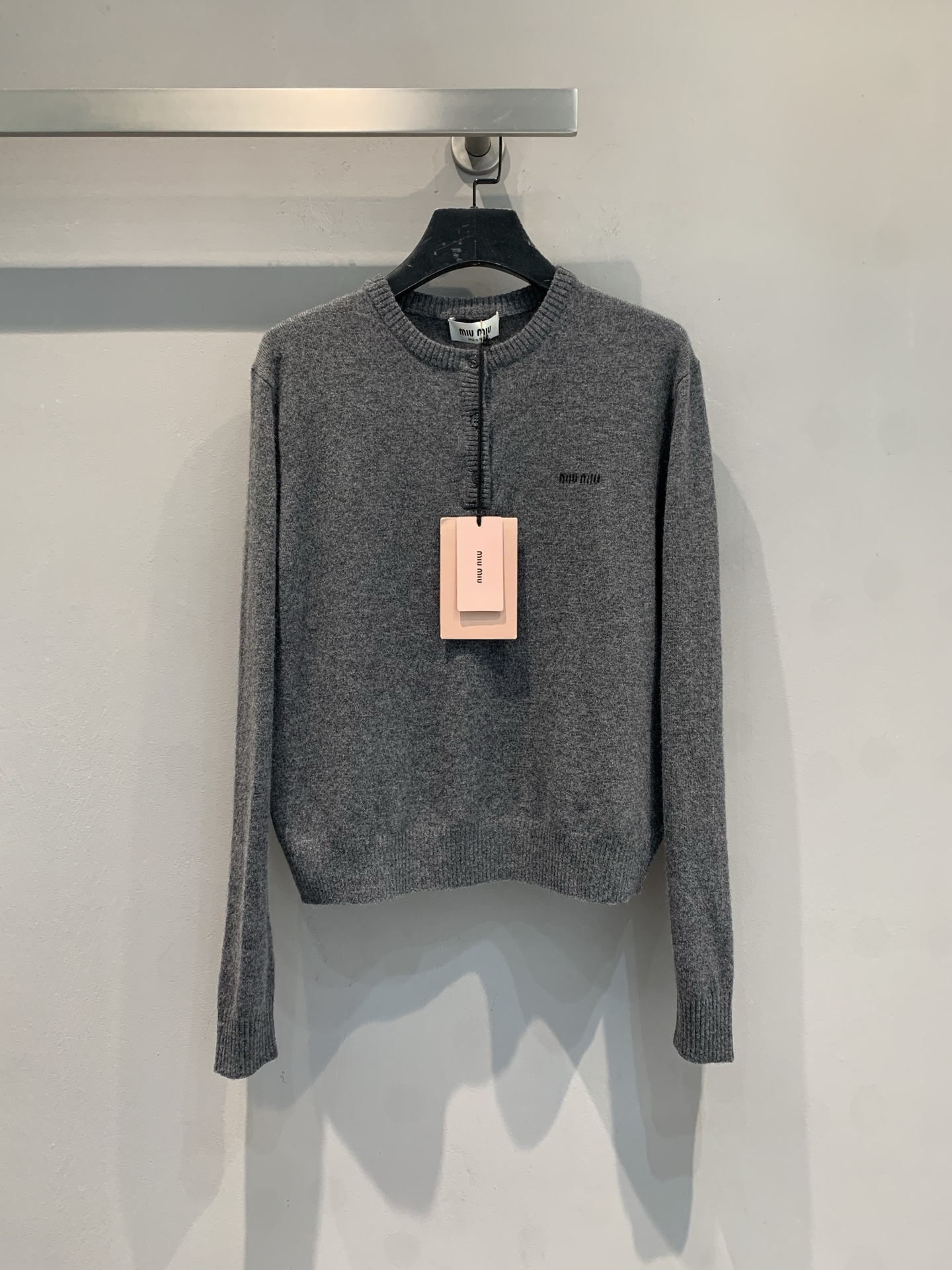 NO:587304,M Miumi* 2025 new fashionable and versatile half-open collar cashmere sweater for autumn and winter. Made of high-quality cashmere, soft and delicate, super comfortable to wear in autumn and winter! Round neck + ribbed cuffs, slim fit, low-key and simple texture. Inlaid logo on the chest, perfect details, low-key luxury. The gray color is versatile, it is great to wear alone or layered, and can be used for commuting and leisure~ Cashmere is warm and comfortable, it is a must-have item in the autumn and winter wardrobe!  Code numberSML,,miumiu,sweaters,alexander wang19860909新款出货啦M Miumi*2025秋冬新款时髦百搭半开领羊绒毛衣.选用高品质羊绒,柔软细腻,秋冬穿超舒服!圆领+罗纹袖口,修身剪裁,低调又有质感朴.胸前嵌花徽标,细节满分,低调奢华.灰色百搭,单穿或叠穿都很出彩,通勤休闲都能hold住~羊绒保暖又舒适,是秋冬衣橱必备单品! 码数SML,,miumiu,sweaters,alexander wang,Women's clothing