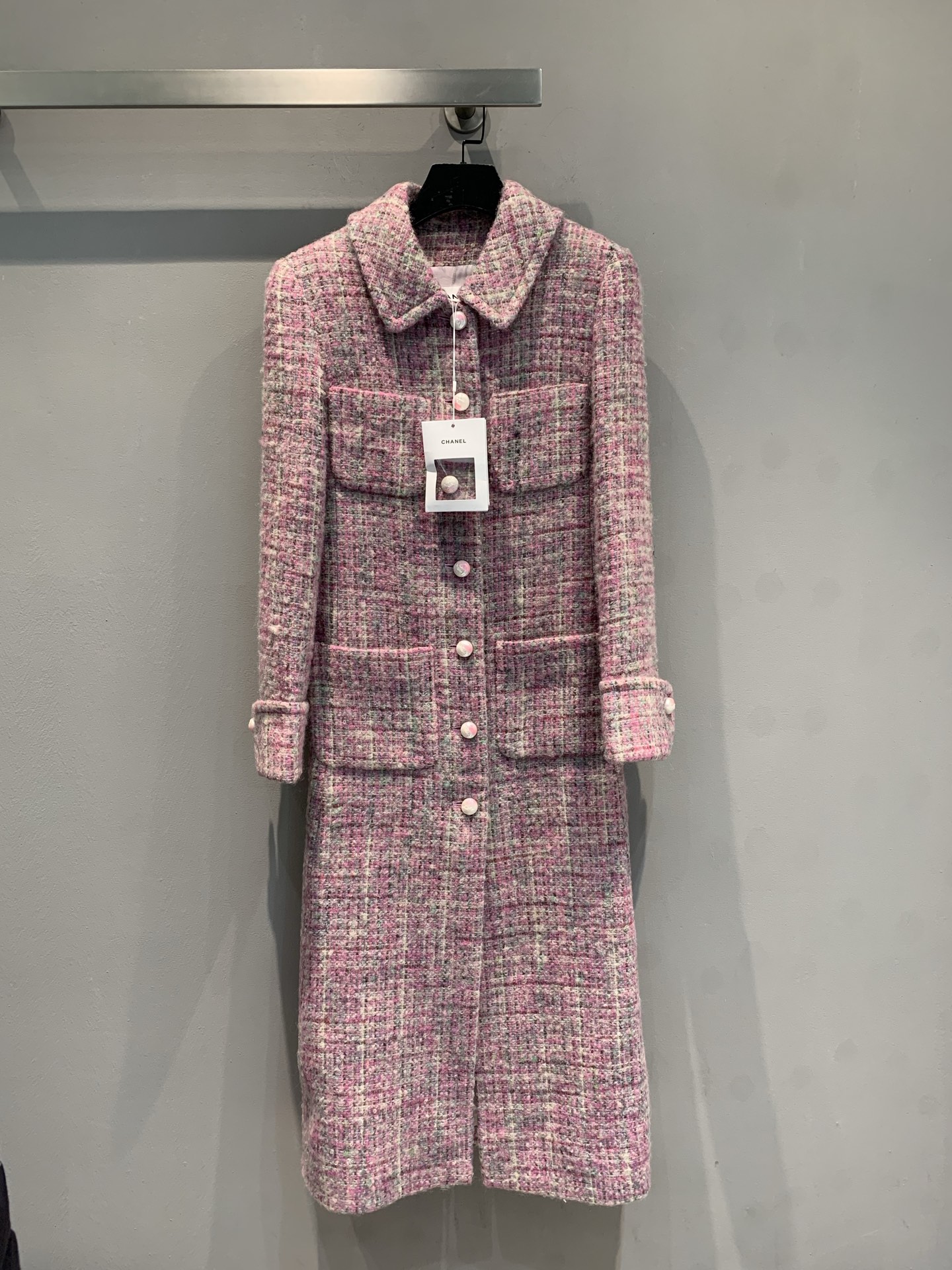 NO:579533,Comes with dust bag. New model shipped. M comes with dust bag.  C's new 2025 autumn and winter ladylike pink and purple tweed long coat, classic tweed material, gray and pink mixed color weaving, fine texture and super texture. Pearl buttons are embellished on the collar and placket, full of retro girly feeling! The long silhouette modifies the figure and shows a lazy temperament, which is very suitable for autumn and winter wear. Paired with a pink and white striped shirt + wide-leg jeans, it is sweet and sassy, and the pearl chain bag echoes the details, giving it a sense of lightness and elegance. Size 36  38 40,,chanel,jeans,alexander wang19860909配防尘袋新款出货啦M配防尘袋 C家2025秋冬新款名媛风粉紫色粗花呢长款大衣,经典斜纹软呢材质,灰粉混色编织,细腻纹理超有质感计.珍珠扣点缀领口和门襟,复古少女感满满!长款廓形修饰身形又显慵懒气质,秋冬穿搭超适合.搭配粉白条纹衫+阔腿牛仔裤,甜飒平衡,珍珠链条包呼应细节,轻熟优雅感拉满.码数36 38 40,,chanel,jeans,alexander wang,Women's clothing