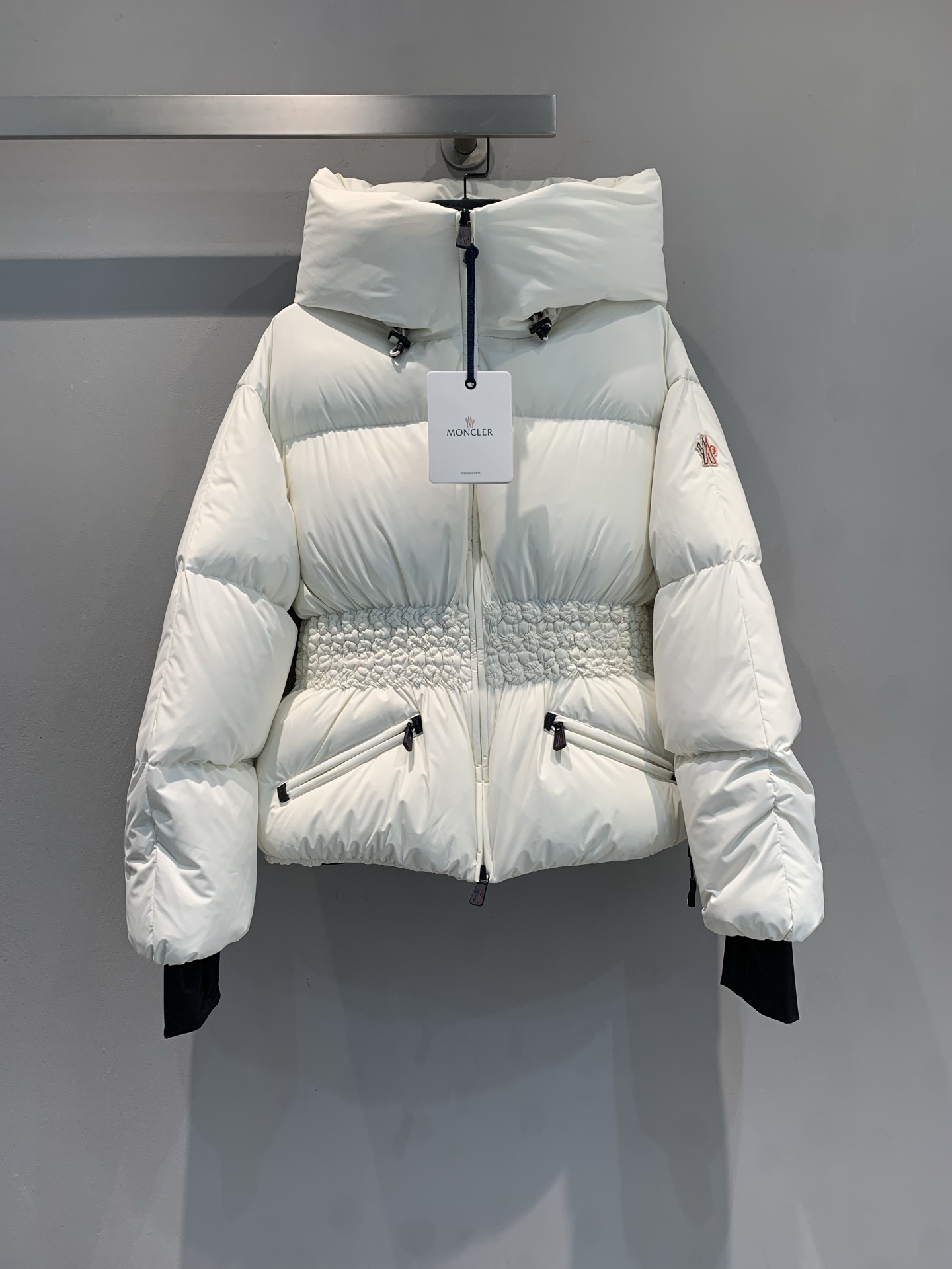 NO:589825,Comes with dust bag, new model M. Comes with dust bag. Moncler Grenoble Wollemi series women's ski down jacket, technical fabric + high-quality down filling, warm and waterproof! Slim fit and slim cut, woven details on the waist are super design. Hood + zipper + elastic cuffs, OK for skiing and commuting, both fashionable and functional, it is a highlight item for ski resorts and urban wear! White pink code number 123,, down jacket, hats, alexander wang19860909配防尘袋新款出货啦M 配防尘袋 Moncler Grenoble Wollemi系列女士滑雪羽绒服,科技面料+高品质羽绒填充,保暖又防水!修身显瘦剪裁,腰部编织细节超有设计感计.连帽+拉链+弹性袖口,滑雪通勤都OK,时尚与功能兼备,是滑雪场和都市穿搭的亮点单品! 白色 粉色 码数123,,down jacket,hats,alexander wang,Women's clothing