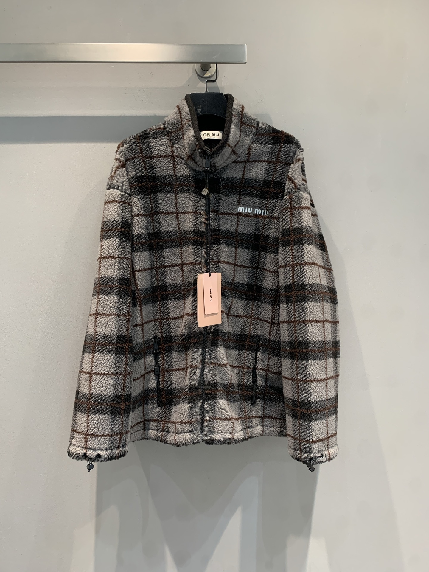 NO:589833,The new model has been shipped. Miumi* 2025 new collegiate patterned sherpa jacket for autumn and winter, imported cotton and wool blend material, soft and warm, perfect for autumn and winter! The gray plaid + hooded drawstring design is practical and stylish, and the oversize silhouette is great for layering with high collars or bottoming shirts. Paired with Martin boots or short skirts, you can easily get a retro college style or a sweet and cool style. It can be worn for daily commuting and leisure. It is a popular item in the holiday series, comfortable and fashionable, a must-have for sisters!  Size SML,,miumiu,versace,boots,skirts,jackets & coats,hats,alexander wang19860909新款出货啦 Miumi*2025秋冬新款学院风格纹羊羔绒外套,进口棉羊毛混纺材质,柔软又保暖,秋冬穿超合适!灰色格纹+连帽抽绳设计,实用又有型,Oversize廓形,叠穿高领或打底衫都很出彩计.搭配马丁靴或短裙,轻松get复古学院风or甜酷风,日常通勤、休闲都能穿,是假日系列热门单品,舒适又时髦,姐妹们必入! 码数SML,,miumiu,versace,boots,skirts,jackets & coats,hats,alexander wang,Women's clothing