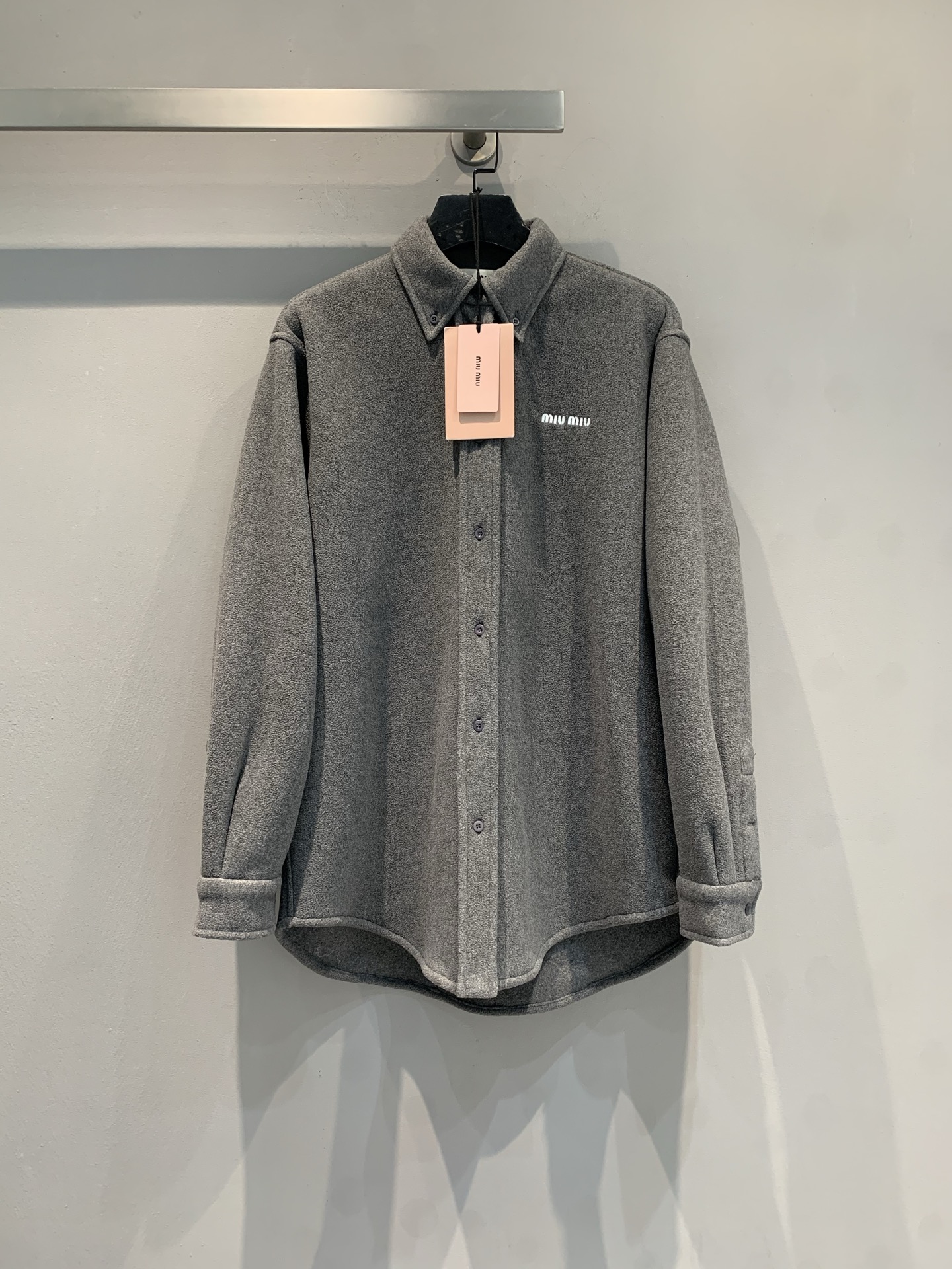 NO:589795,The new model is shipped. MMiumi* 2025 new retro fashionable gray polar fleece shirt jacket for autumn and winter, soft and warm, a must-have for autumn and winter! Loose fit, full of lazy fashion, great to wear alone or layered. The gray color is low-key and versatile, and can be easily used for commuting and leisure. The brand is full of details, simple and textured, suitable for sisters who like comfortable and high-end outfits ~ can be easily held in daily commuting and city walks! Same style for men and women. Size SML, miumiu, jackets  & coats,shirts,alexander wang19860909新款出货啦MMiumi*2025秋冬新款复古时髦灰色摇粒绒衬衫外套,柔软保暖,秋冬必备! 宽松版型,慵懒时髦感满分,单穿或叠搭都很出彩.灰色低调百搭,通勤休闲都能轻松驾驭.品牌细节感十足,简约又有质感,适合喜欢舒适又高级穿搭的姐妹们~日常通勤、城市漫步都能轻松hold住!男女同款.码数SML,,miumiu,jackets & coats,shirts,alexander wang,Women's clothing