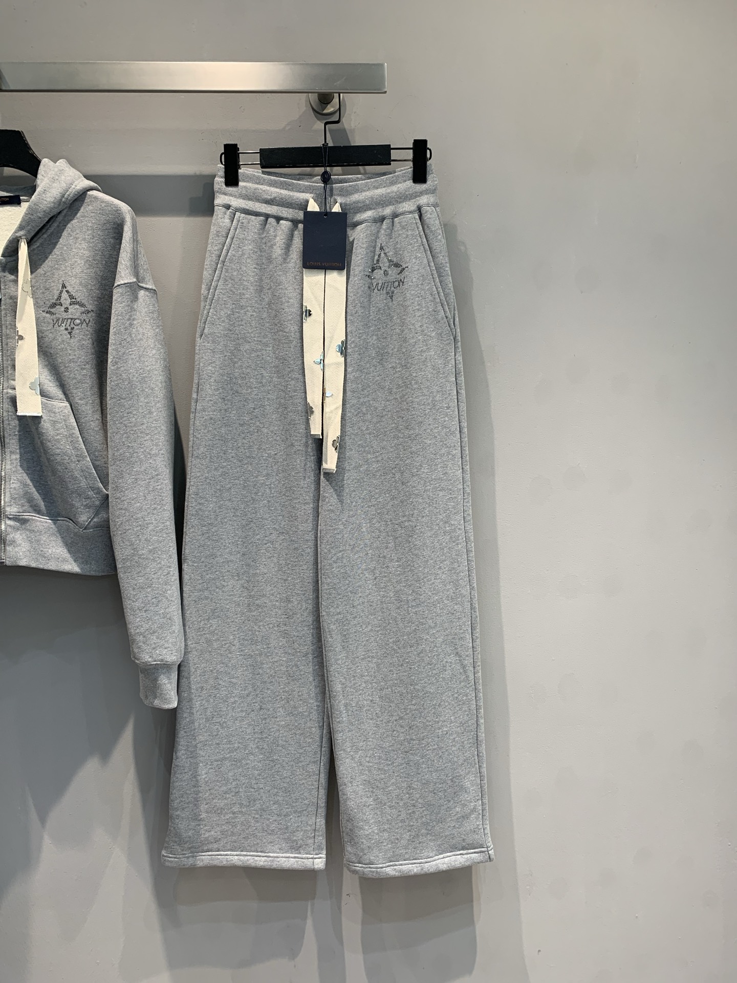 NO:589813,The new model has been shipped. ML's 2025 autumn and winter new SKL series gray drawstring sweatpants are made of high-density pure cotton. They are soft, comfortable and warm. They are very suitable for autumn and winter! Loose straight fit + elastic waist drawstring, adjustable at will, super friendly to the body ~ The trouser legs have brand embroidery, the details are full of gray low-key and versatile, with sports shoes or thick-soled shoes, it is easy to get athflow style. It can be worn for daily commuting or leisure, layered or worn alone is very fashionable, practical and comfortable, a must-have for lazy people!  code numberSML,,louis vuitton,sneakers,alexander wang19860909新款出货啦ML家2025秋冬新款SKL系列灰色抽绳卫裤,高密度纯棉材质,柔软舒适又保暖,秋冬穿超合适!宽松直筒版型+松紧腰抽绳,随心调节,对身材超友好~裤腿有品牌刺绣,细节满分灰色低调百搭,配运动鞋or厚底鞋,轻松get athflow风.日常通勤、休闲都能穿,叠穿or单穿都很时髦,实用又舒适,懒人必备! 码数SML,,louis vuitton,sneakers,alexander wang,Women's clothing