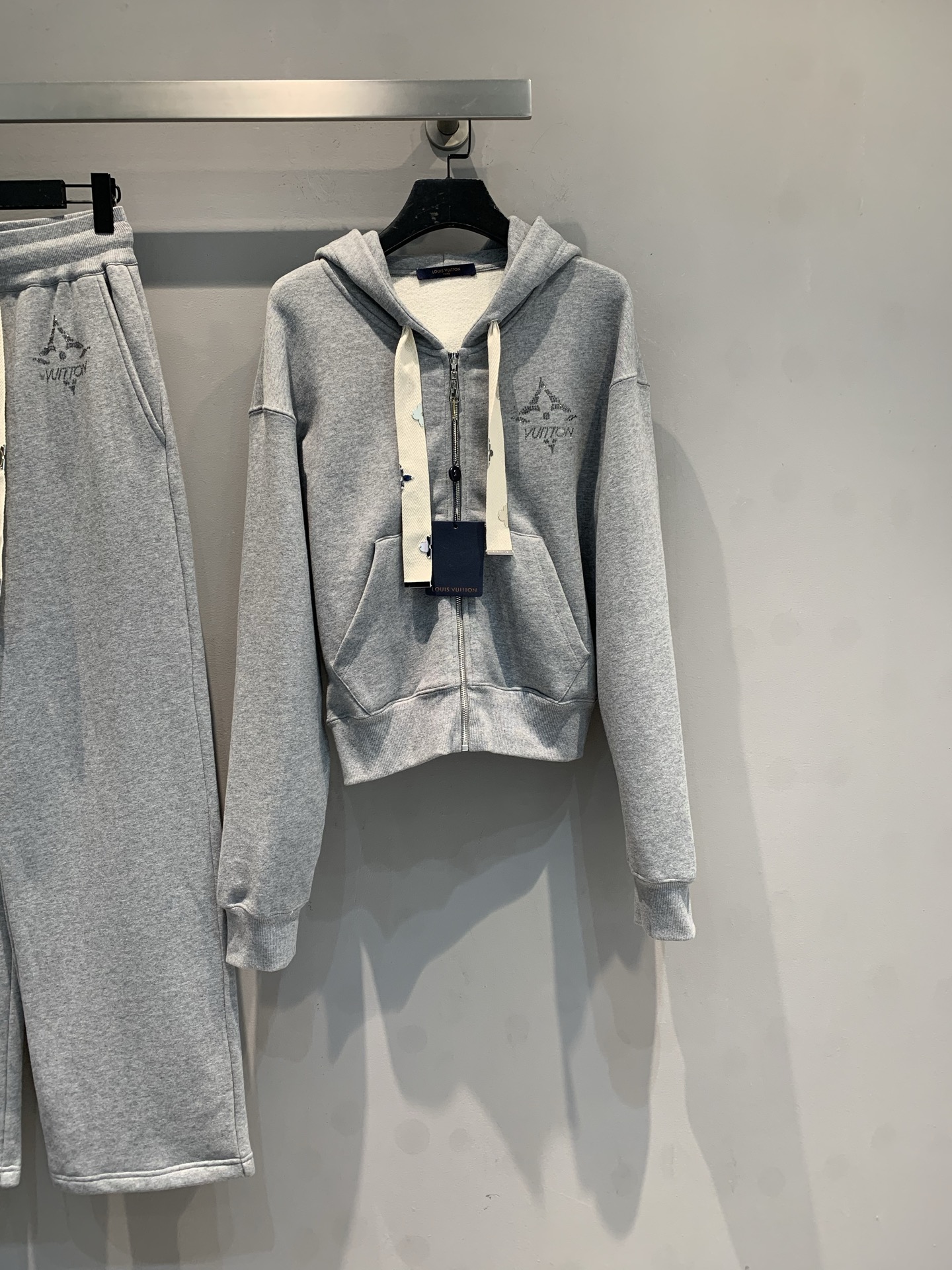 NO:589819,The new model is shipped. ML's 2025 new SKI hooded zipper jacket is made of customized YB imported cotton twill fabric, which is glossy, comfortable and smooth. There is LV letter print on the chest, and the drawstring is embellished with a metal four-leaf clover logo. The details are perfect! Short cut + hooded zipper, warm and flexible, suitable for skiing or daily wear. Paired with the same series of leggings, simple and advanced, easily create a fashionable sports style, size SML, louis vuitton, louis vuitton, jackets  & coats,hats,alexander wang19860909新款出货啦ML家2025新款SKI连帽拉链外套,采用定制YB进口全棉斜纹面料,光泽舒适又垂顺.胸前有LV字母印花,抽绳点缀金属四叶草徽标,细节满分!短款剪裁+连帽拉链,保暖又灵活,滑雪或日常都能穿.搭配同系列束腿长裤,简约高级,轻松打造时髦运动风,码数SML,,louis vuitton,louis vuitton,jackets & coats,hats,alexander wang,Women's clothing