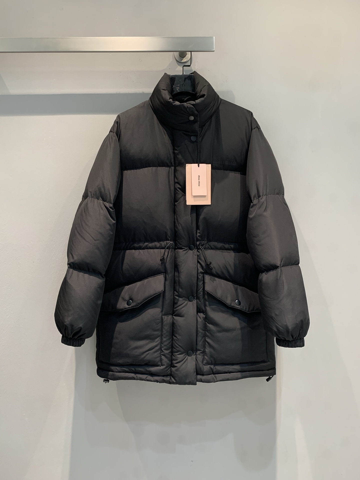 NO:589808,New model shipped with dust bag M  Miumi*2025 new autumn and winter matte large pocket mid-length down jacket, matte material + adjustable waist, slim and warm! The interior is filled with high-quality white goose down, light and soft, super comfortable to wear in winter. The lapel design + practical pockets are both fashionable and functional, and can be worn for commuting and leisure. The black color is simple and versatile, and it looks great with skirts and trousers. It has a full elegant and modern atmosphere. The waist is adjustable, suitable for different body shapes, practical and fashionable!  Size SML,,miumiu,skirts,down jacket,alexander wang19860909配防尘袋新款出货啦M Miumi*2025秋冬新款雾面大口袋中长款羽绒服,雾面材质+腰部可调节收腰,修身又保暖!内里填充高品质白鹅绒,轻盈柔软,冬天穿超舒服攀.翻领设计+实用口袋,兼具时尚与功能性,通勤休闲都能穿.黑色简约百搭,配裙装裤装都很出彩,优雅摩登氛围感满分.腰部可调节,适合不同身材,实用又时髦! 码数SML,,miumiu,skirts,down jacket,alexander wang,Women's clothing