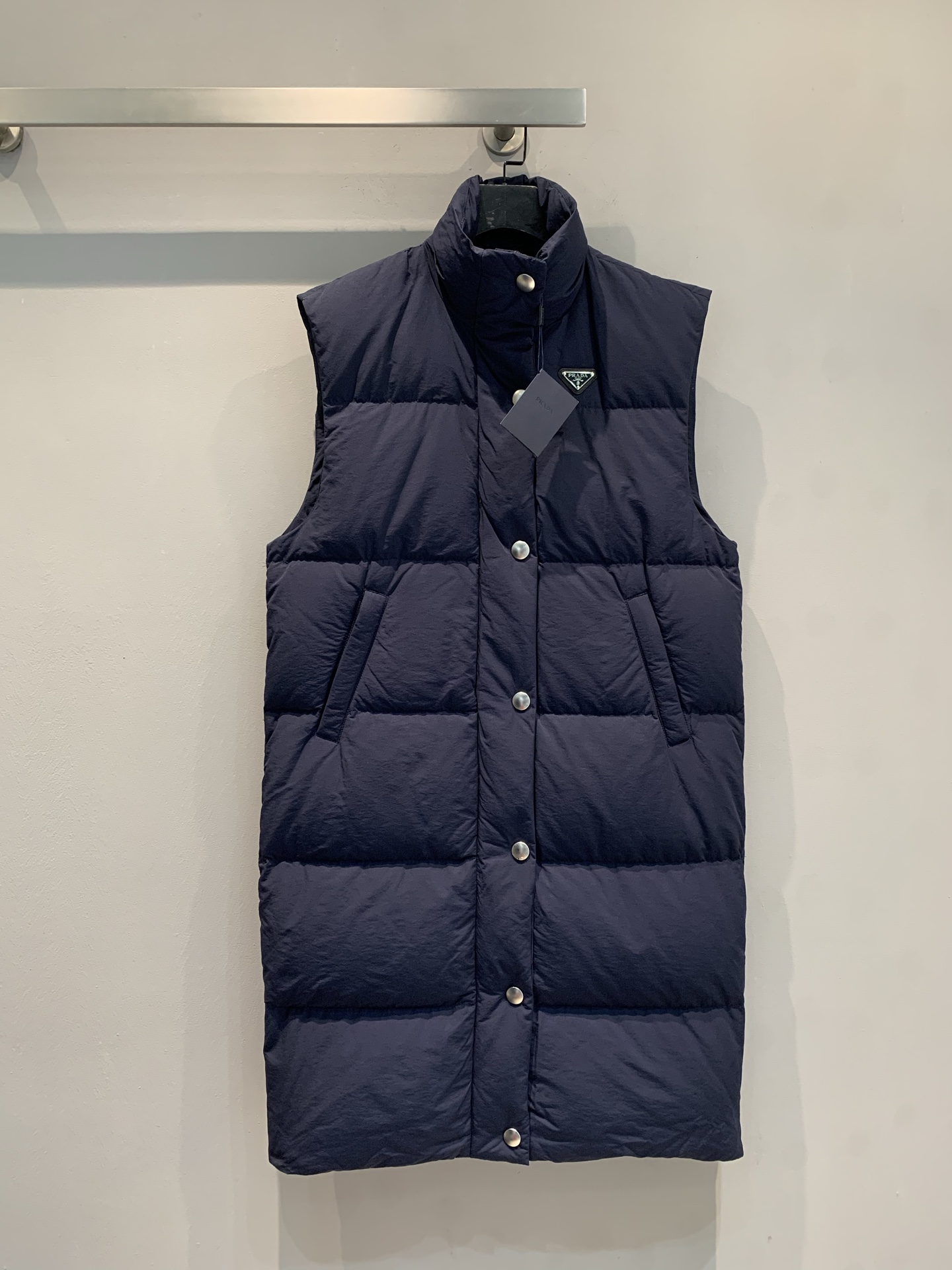 NO:606074,Equipped with dust bag, the new model is shipped M. Original development Pard* new autumn and winter long down vest. 90% white duck down filling. Full and thick, light and warm. The upper body is light and does not press the body. Regenerated nylon fabric. The length is very tolerant. It covers the buttocks. It is capable, neat and very easy to wear. It is the kind of chic that you can put on and go at any time, locking in the warmth. Wear it according to everyone's style, both fashionable and practical. Size 36 38  40,,down jacket,alexander wang19860909配防尘袋新款出货啦M 原版开发 Pard*秋冬新款长款羽绒马甲 90白鸭绒填充 饱满厚实,又轻又保暖 上身轻盈不压身 再生尼龙面料 长度包容性及好 包住屁股 干练,利落,非常好穿 就要这种随时都拥有套上就走的潇洒,锁住温暖 穿搭随大家发挥,时髦感和实穿性兼备.码数36 38 40,,down jacket,alexander wang,Women's clothing