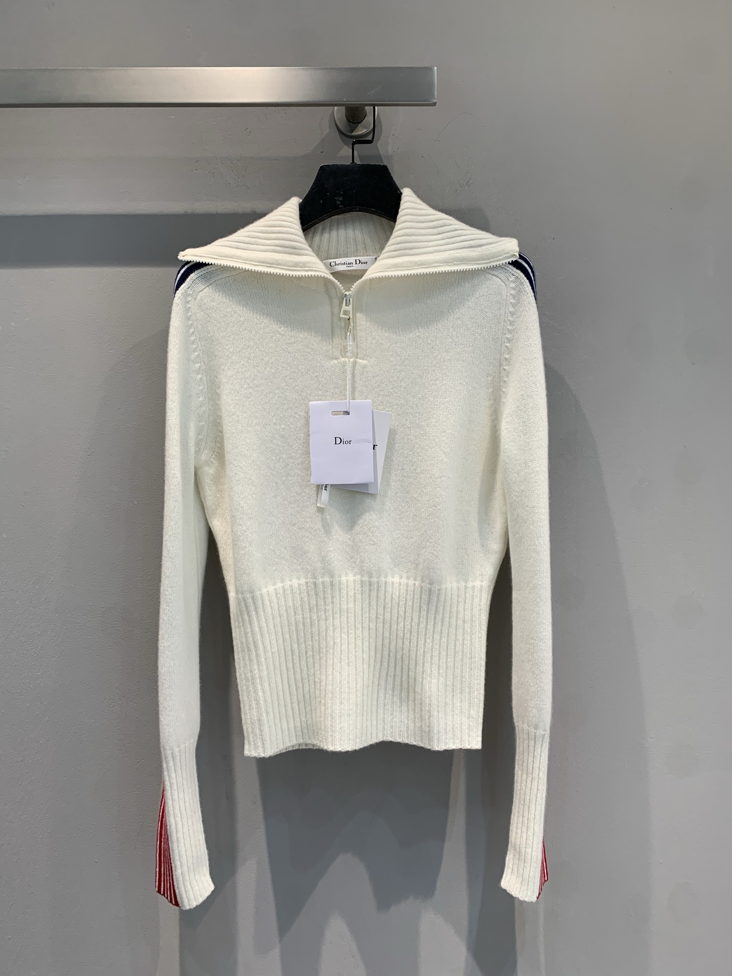 NO:591417,M CD2025 new autumn and winter new Alps ski series knitted sweater, cashmere wool blend material is super soft, super comfortable to wear in autumn and winter! Lapel + half zipper design, retro and practical, contrasting stripes on cuffs and hem, full of vitality. Off-white is versatile, looks great with jeans or skirts, can be worn for commuting and leisure. The Alps series is inspired by Alpine skiing, fashionable and functional, it is a must-have item for winter wardrobe! Size 36 38  40,,loro piana,skirts,jeans,sweaters,alexander wang19860909新款出货啦M CD2025秋冬新款Alps滑雪系列针织毛衣,羊绒羊毛混纺材质超柔软,秋冬穿超舒服!翻领+半拉链设计,复古又实用,袖口和下摆撞色条纹,活力满满.米白色百搭,配牛仔裤或裙装都很出彩,通勤休闲都能穿.Alps系列灵感源自阿尔卑斯山滑雪运动,时髦又有功能性,是冬季衣橱必备单品! 码数36 38 40,,loro piana,skirts,jeans,sweaters,alexander wang,Women's clothing