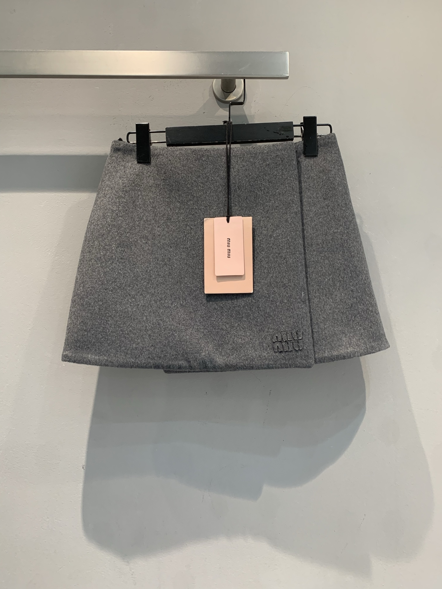 NO:591423,The new model has arrived. MMiumi* 2025 new fashionable and versatile embroidered letter A-line wool skirt for autumn and winter. It is made of imported sheep wool blended fabric, which is skin-friendly and delicate, and has a crisp silhouette. The A-line version that covers the crotch = hides the flesh and makes you look slimmer. The dark pattern logo is a low-key noble buff. It can be worn with sweaters/suits/sweatshirts. One skirt can be worn in all seasons. It is a versatile style for autumn and winter!  Size SML,,miumiu,hoodie,sweatshirts,skirts,sweaters,business suit,alexander wang19860909新款出货啦MMiumi*2025秋冬新款时髦百搭刺绣字母A字羊毛半裙,采用进口绵羊毛混纺面料,亲肤细腻,版型挺括.遮胯A字版=藏肉显瘦王炸,暗纹logo是低调贵气buff,配毛衣/西装/卫衣,一裙承包全季穿搭,秋冬闭眼入的百搭款！码数SML,,miumiu,hoodie,sweatshirts,skirts,sweaters,business suit,alexander wang,Women's clothing