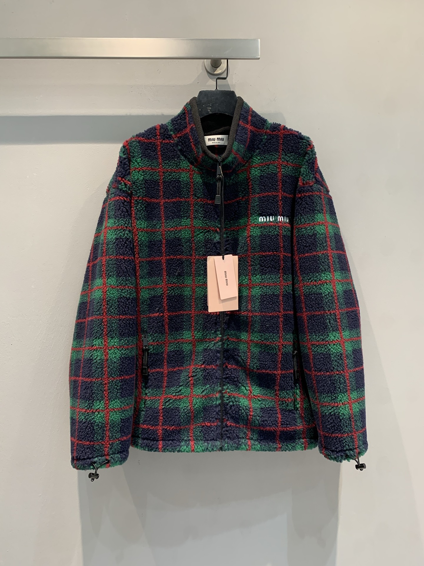 NO:591925,New model shipped M  Miumi*'s new autumn and winter retro college-style sherpa jacket. Red and green plaid design, full of festive atmosphere! The sherpa material is soft and warm, containing 30 sheep wool, and is super comfortable to wear in autumn and winter. Oversized and loose fit, it is very fashionable to layer with white shirts or sweaters, and it can be paired with skirts and trousers. It can be sweet and cool or retro style at will. The plaid element is retro and practical. It can be easily used on Christmas dates and daily outings. It is warm and has a sense of design. It is a must-have item in autumn and winter!  Size SML,,miumiu,versace,skirts,jackets & coats,shirts,alexander wang19860909新款出货啦M Miumi*秋冬新款复古学院风格纹羊羔绒外套.红绿格纹设计,节日氛围感满满!羊羔绒材质柔软保暖,含30绵羊毛,秋冬穿超舒服.Oversized宽松版型,叠穿白衬衫或针织衫都很时髦,搭配裙装裤装都OK,甜酷or复古风随心切换计.格纹元素复古又实用,圣诞约会、日常出街都能轻松驾驭,保暖又有设计感,是秋冬必入单品! 码数SML,,miumiu,versace,skirts,jackets & coats,shirts,alexander wang,Women's clothing