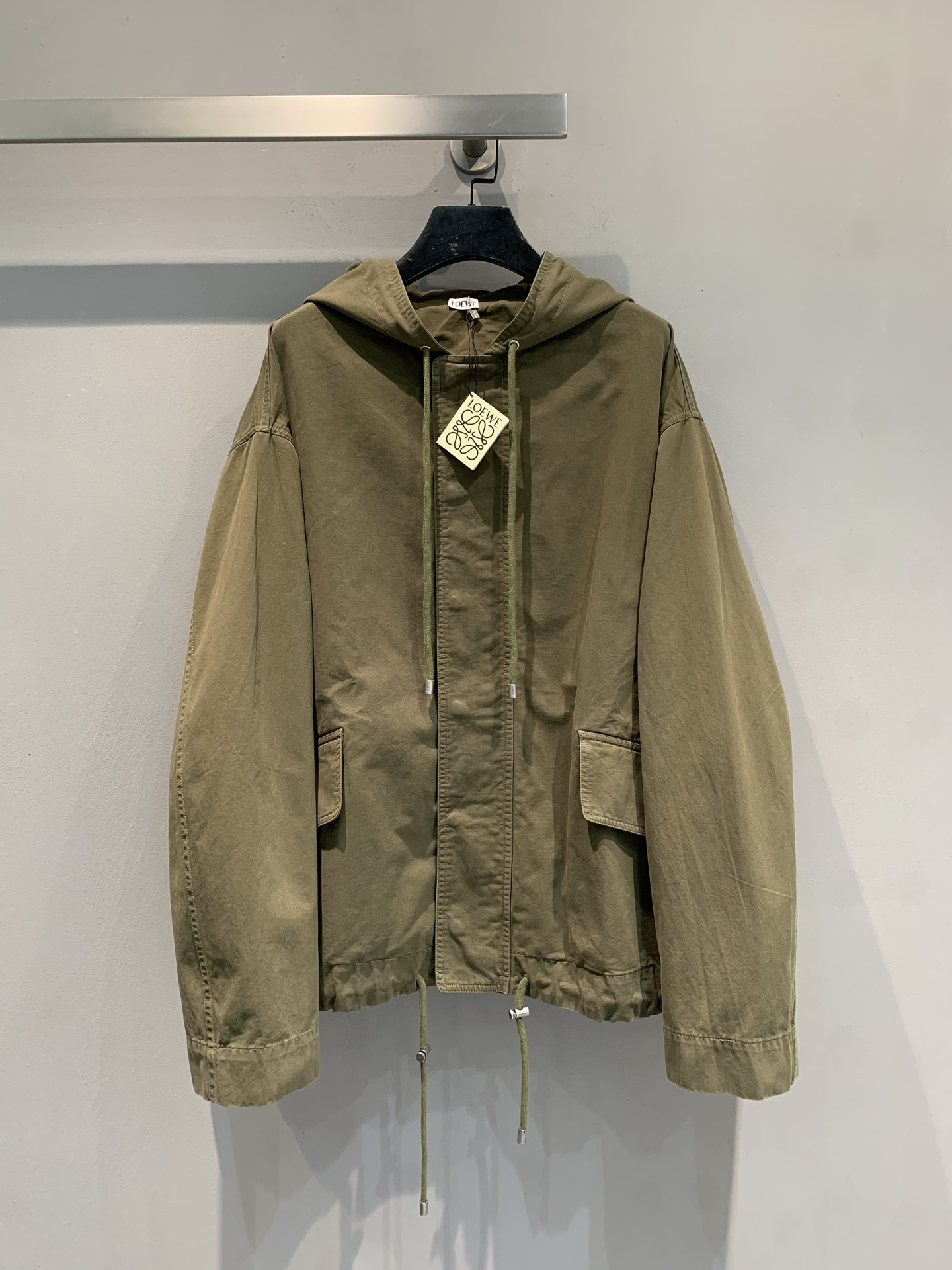 NO:591937,Newly shipped M Loew* new workwear-style army green parka hooded jacket for autumn and winter, loose silhouette + zipper fly, snap button pockets are very practical! Elasticated cuffs and hem design, OK to wear alone in spring and autumn or layered in winter, easy to cope with various weather changes, super versatile for daily outings. Size SML (actual model color),, loewe, jackets & coats, hats, alexander wang19860909新款出货M Loew*秋冬新款工装风军绿色派克连帽外套,宽松廓形+拉链门襟,按扣口袋超实用!袖口和下摆松紧设 计,春秋单穿or冬天叠穿都OK,轻松应对各种天气变化,日常出街超百搭.码数SML（实物是模特色）,,loewe,jackets & coats,hats,alexander wang,Women's clothing