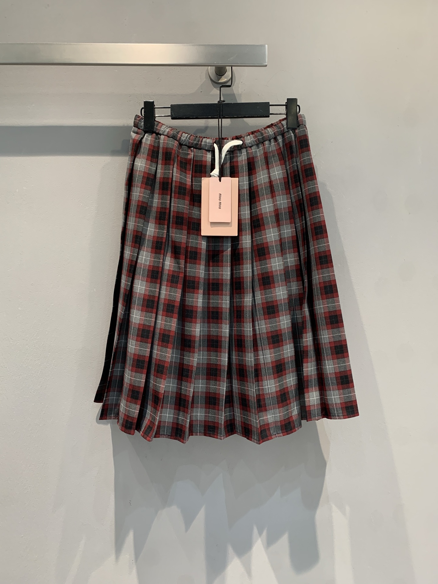 NO:591922,New model shipped M  Miumi*'s new autumn and winter college style plaid pleated skirt. It is designed with red, black and gray interweaving, full of retro college style! High-quality wool blend, soft and warm, perfect for autumn and winter. High-waisted elastic belt + multi-layer pleats, full of three-dimensional effect, modifying the figure and making it more elegant. The skirt length is moderate, easy to control for commuting and leisure. Pair it with a sweater or shirt, and you can easily get the literary lady style. Size SML, miumiu, skirts, shirts, alexander wang19860909新款出货啦M Miumi*秋冬新款学院风这款格纹褶皱半身裙.采用红黑灰交织设计,复古学院风满满!高品质羊毛混纺,柔软保暖,秋冬穿超合适.高腰松紧带+多层褶皱,立体感十足,修饰身形更显优雅裙摆长度适中,通勤休闲都能轻松驾驭.搭配针织衫或衬衫,轻松get文艺名媛风.码数SML,,miumiu,skirts,shirts,alexander wang,Women's clothing