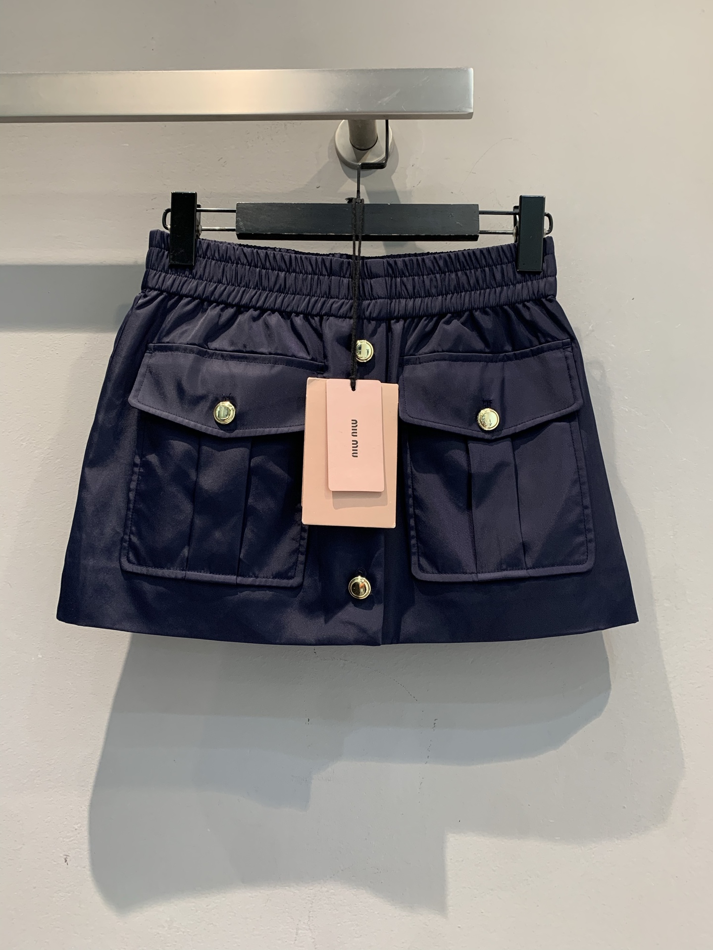 NO:591931,New model is out. Miumi* autumn and winter new fashionable and versatile elastic waist imported skirt. Made of recycled technology fabric, soft and comfortable to the touch. Elastic waist design, super easy to put on and take off, suitable for various body sizes. Front double flap pockets + metal buttons, perfect details, practical and fashionable! The A-line version modifies the leg line, and looks great with short boots or sneakers. Size SML,, miumiu, boots, sneakers, skirts, alexander wang19860909新款出货啦Miumi*秋冬新款时髦百搭松紧腰进口半裙.采用再生科技面料,触感柔软舒适.松紧腰设计,穿脱超方便,适合多种身材计.正面双翻盖口袋+金属纽扣,细节满分,实用又时髦!A字版型修饰腿部线条,搭配短靴或运动鞋都很出彩.码数SML,,miumiu,boots,sneakers,skirts,alexander wang,Women's clothing