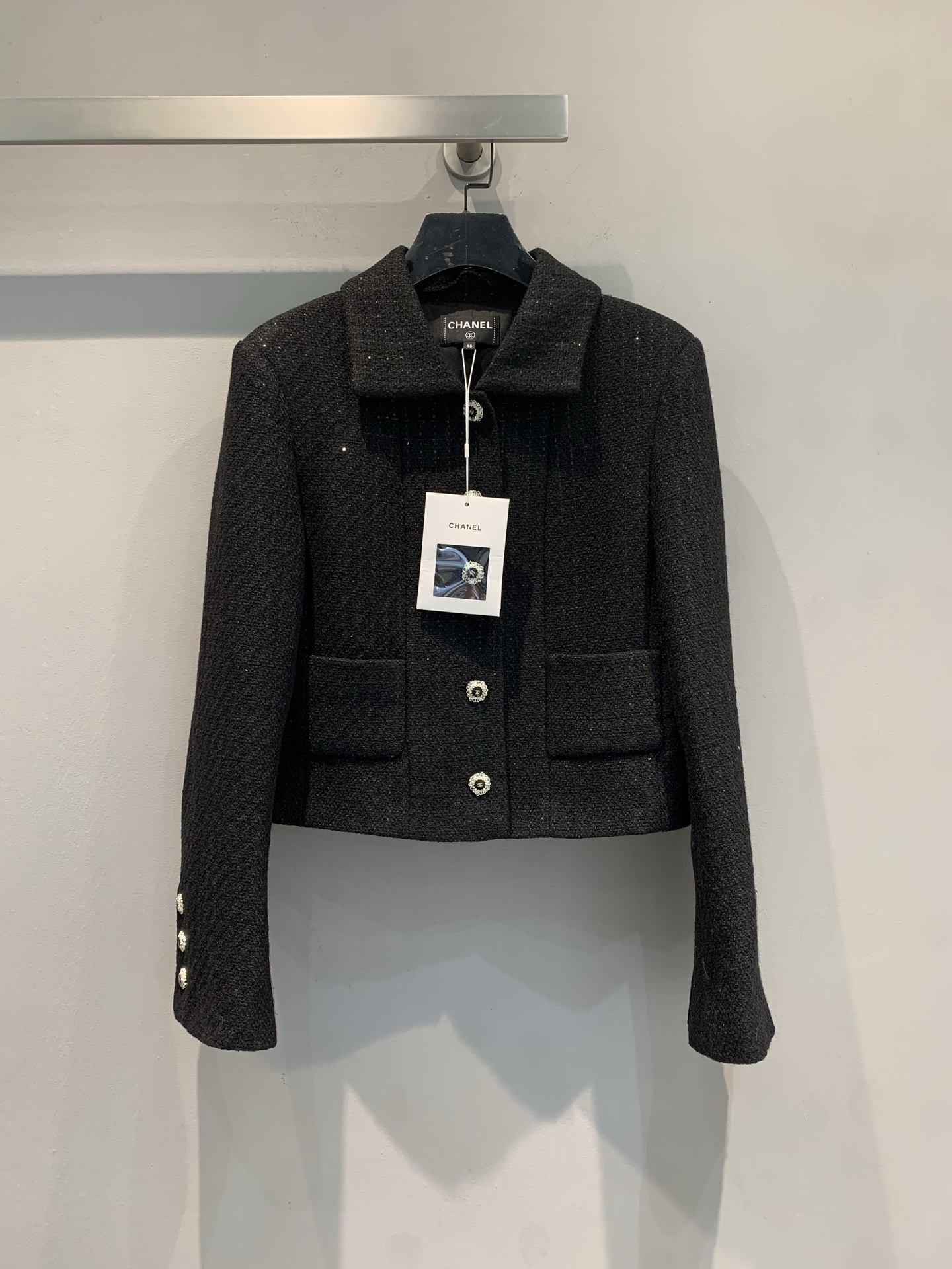 NO:605615,The new model is shipped. C's new autumn and winter ladylike sequined tweed jacket, wool blend + sequin embellishment, super high-end texture! Short cut + Polo lapel, double-breasted on the front, multiple buttons on the cuffs, perfect details. Classic small fragrance design, elegant and fashionable, can be easily worn whether commuting or partying, looks great with dresses or high-waisted pants. Size 36 38 40, chanel, skirts, jackets & coats, alexander  wang19860909新款出货啦C家秋冬新款名媛风亮片粗花呢外套,羊毛混纺+珠片点缀,质感超高级!短款剪裁+Polo翻领,正面双排扣,袖口多颗纽扣,细节满分.经典小香风设计,优雅又时髦,无论通勤还是聚会都能轻松驾驭,搭配连衣裙或高腰裤都很出彩.码数36 38 40,,chanel,skirts,jackets & coats,alexander wang,Women's clothing