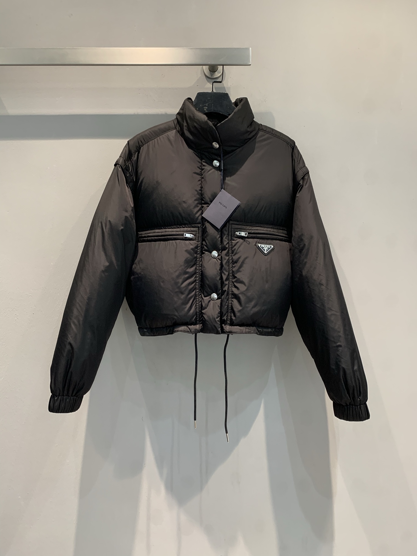 NO:606071,Comes with dust bag. MPrad* new autumn and winter fashionable retro detachable sleeve short down jacket, made of recycled nylon material, detachable sleeves, easily transformed into a vest, very practical for two wears! Stand collar + drawstring waist design, warm and stylish, not bulky when going out in winter. The enamel triangle logo on the chest is very recognizable, both fashionable and functional, a must-have for cool girls! Size SML, prada, down jacket, alexander wang19860909配防尘袋新款出货啦MPrad*秋冬新款时髦复古可拆卸袖短款羽绒服,采用再生尼龙材质,袖子可拆卸,轻松变身马甲,一衣两穿超实用!立领+抽绳腰部设计,保暖又有型,冬天出街不臃肿计.胸前珐琅三角徽标超有辨识度,时尚与功能兼备,酷女孩必备!码数SML,,prada,down jacket,alexander wang,Women's clothing