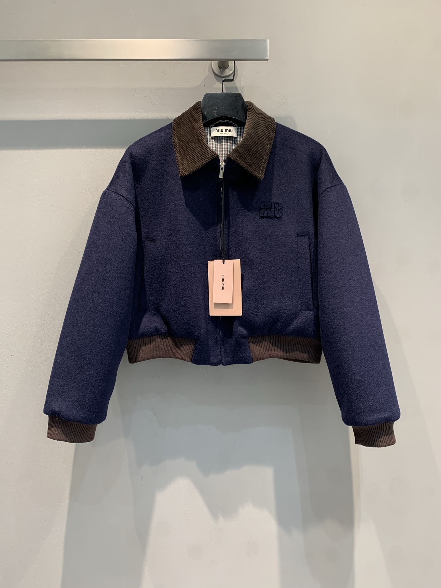 NO:606075,The new model has arrived. MMiumi* is a new autumn and winter fashionable retro corduroy collared wool jacket in a dark blue wool blend. It is thick and warm, and is very suitable for autumn and winter! The short and loose version makes you appear taller without weighing you down. The corduroy lapel + cuff hem contrast design gives it a retro feel. The front zipper + two flap pockets are practical and detailed. It can be easily used for commuting, dating, and leisure. It is a versatile and practical item!  Size SML,,miumiu,jackets & coats,alexander wang19860909新款出货啦MMiumi*秋冬新款学院风时髦复古灯芯绒领羊毛外套,深蓝色羊毛混纺,厚实保暖,秋冬穿超合适!短款宽松版型,显高又不压身,灯芯绒翻领+袖口下摆撞色设计,复古感满满计.正面拉链+两个翻盖口袋,实用又有细节感.通勤、约会、休闲都能轻松驾驭,是百搭实用的单品! 码数SML,,miumiu,jackets & coats,alexander wang,Women's clothing