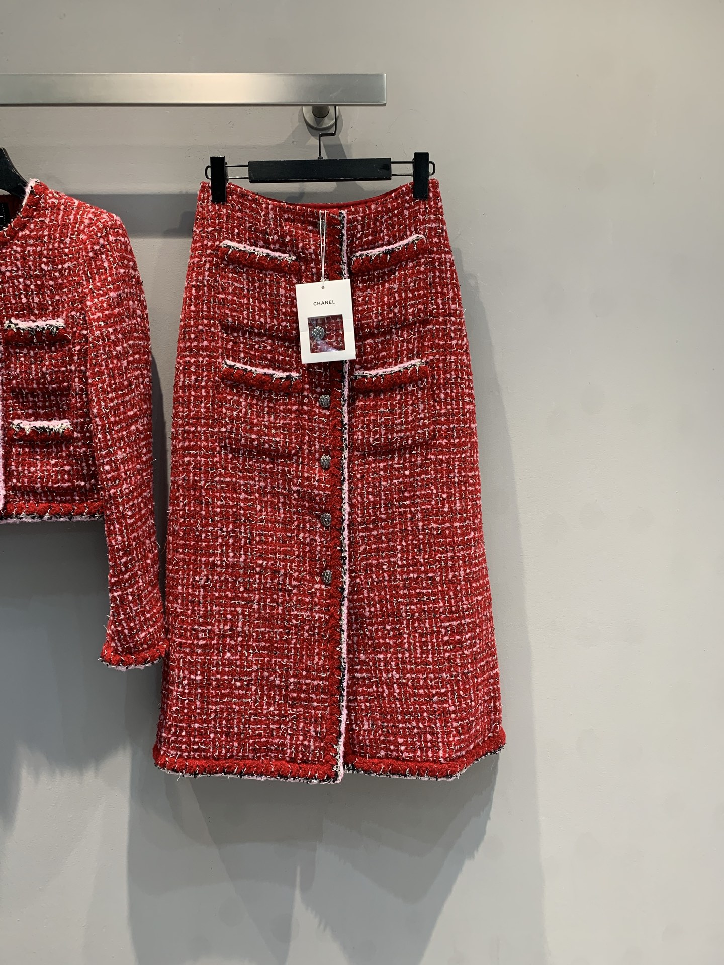 NO:606061,The new model is shipped. M C's new autumn and winter New Year's red tweed skirt, classic tweed material, fine texture, full texture, straight cut + white stitching, full of layering, front buttons for easy putting on and taking off, exquisite details. Pair it with the same series of jackets or simple tops to easily create an elegant lady style, a must-have for formal occasions! Size 36 38 40,,chanel,skirts,jackets & coats,alexander wang19860909新款出货啦M C家秋冬新款新年红粗花呢半身裙,经典粗花呢材质,纹理细腻,质感满分,直筒剪裁+白色缝线,层次感十足,正面纽扣方便穿脱,细节精致.搭配同系列外套或简约上衣,轻松打造优雅名媛风,正式场合必备! 码数36 38 40,,chanel,skirts,jackets & coats,alexander wang,Women's clothing