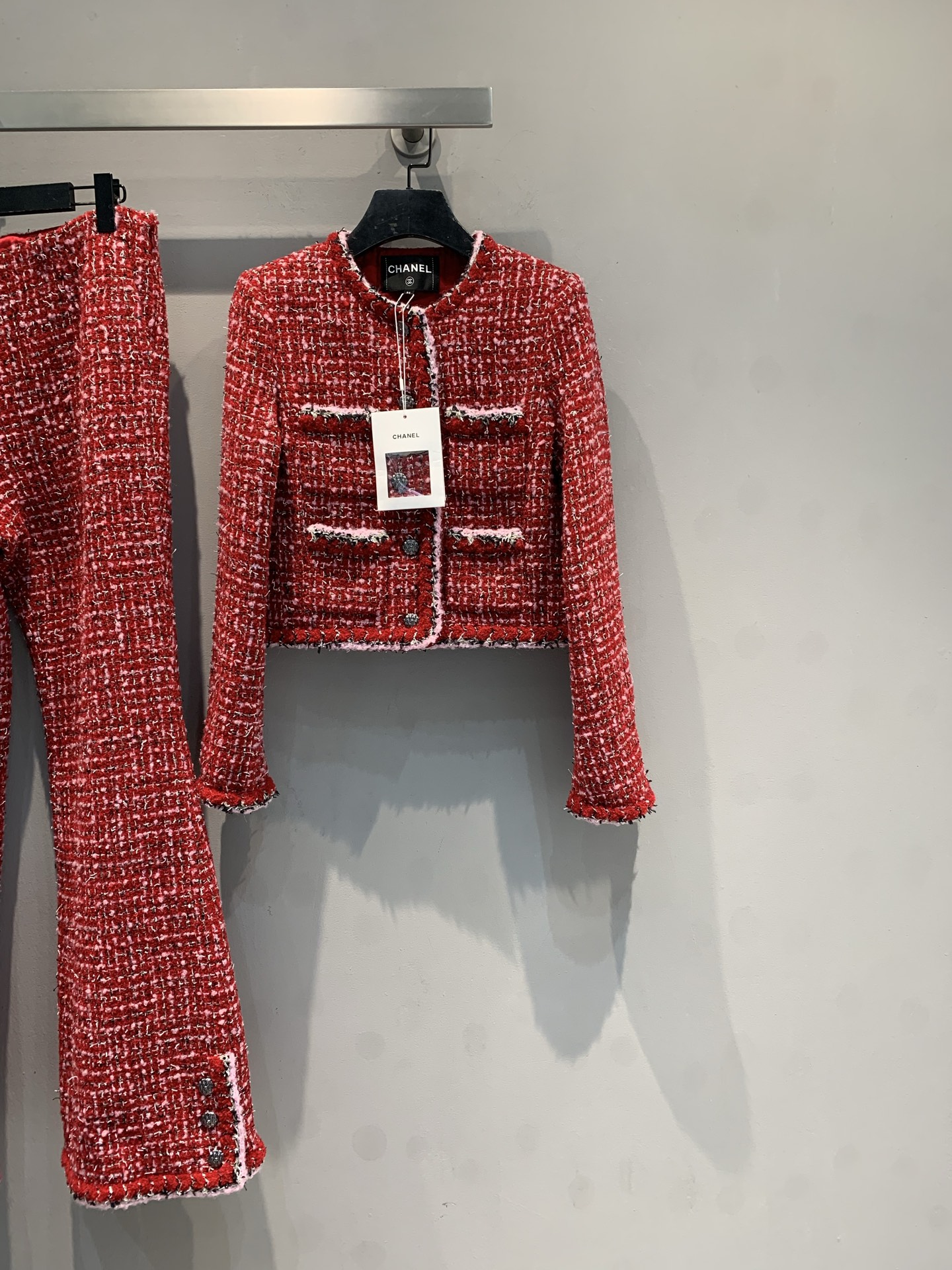 NO:606067,Equipped with dust bag New model shipped with dust bag  C's new autumn and winter fashionable retro red tweed jacket, classic tweed material + black and white piping, exquisite and high-end design. Short cut, super elegant in autumn and winter, looks great with high-waisted pants or skirts! The cuffs and hem are designed with raw edges, full of details, and full of layering. The buttons are made of metal, durable and textured. The 25K series focuses on romantic retro style, with bows and velvet elements that are super atmospheric. It can be easily worn in daily or formal occasions, elegant and fashionable. Size 36  38 40,,chanel,skirts,jackets & coats,alexander wang19860909配防尘袋新款出货啦配防尘袋 C家秋冬新款时髦复古红色粗花呢外套,经典粗花呢材质+黑白滚边,精致又高级计.短款剪裁,秋冬穿超显气质,搭配高腰裤或裙都很出彩!袖口和下摆毛边设计,细节满分,层次感十足.纽扣是金属材质,耐用又有质感.25K系列主打浪漫复古风,蝴蝶结和丝绒元素超有氛围感,日常或正式场合都能轻松驾驭,优雅又时髦.码数36 38 40,,chanel,skirts,jackets & coats,alexander wang,Women's clothing