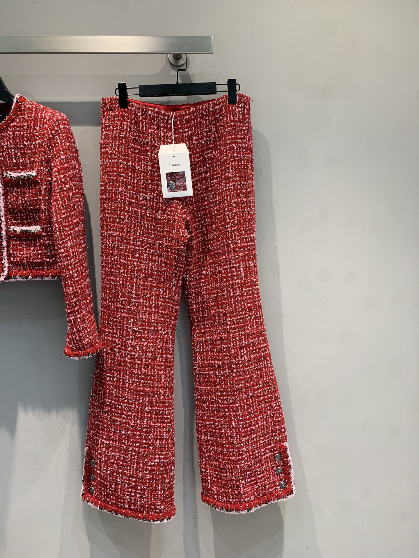 NO:606065,The new model is shipped. M C's new New Year's red series tweed flared pants for autumn and winter. Classic tweed material, red and gold yarn interweaving, shiny and loose flared pants. The trousers are slightly closed, retro and fashionable, easily creating a French elegant atmosphere. The tweed is warm and suitable for autumn and winter. Pair it with the same series of tops or simple items, and you can easily get a high-end look! Size 36 38 40,, chanel, alexander wang19860909新款出货啦M C家秋冬新款新年红系列粗花呢喇叭裤,经典粗花呢材质,红金纱线交织,闪耀光泽宽松喇叭裤型,裤脚微收,复古又时髦,轻松打造法式优雅氛围.粗花呢保暖,秋冬穿着超合适.搭配同系列上衣或简约单品,轻松 get高级造型! 码数36 38 40,,chanel,alexander wang,Women's clothing