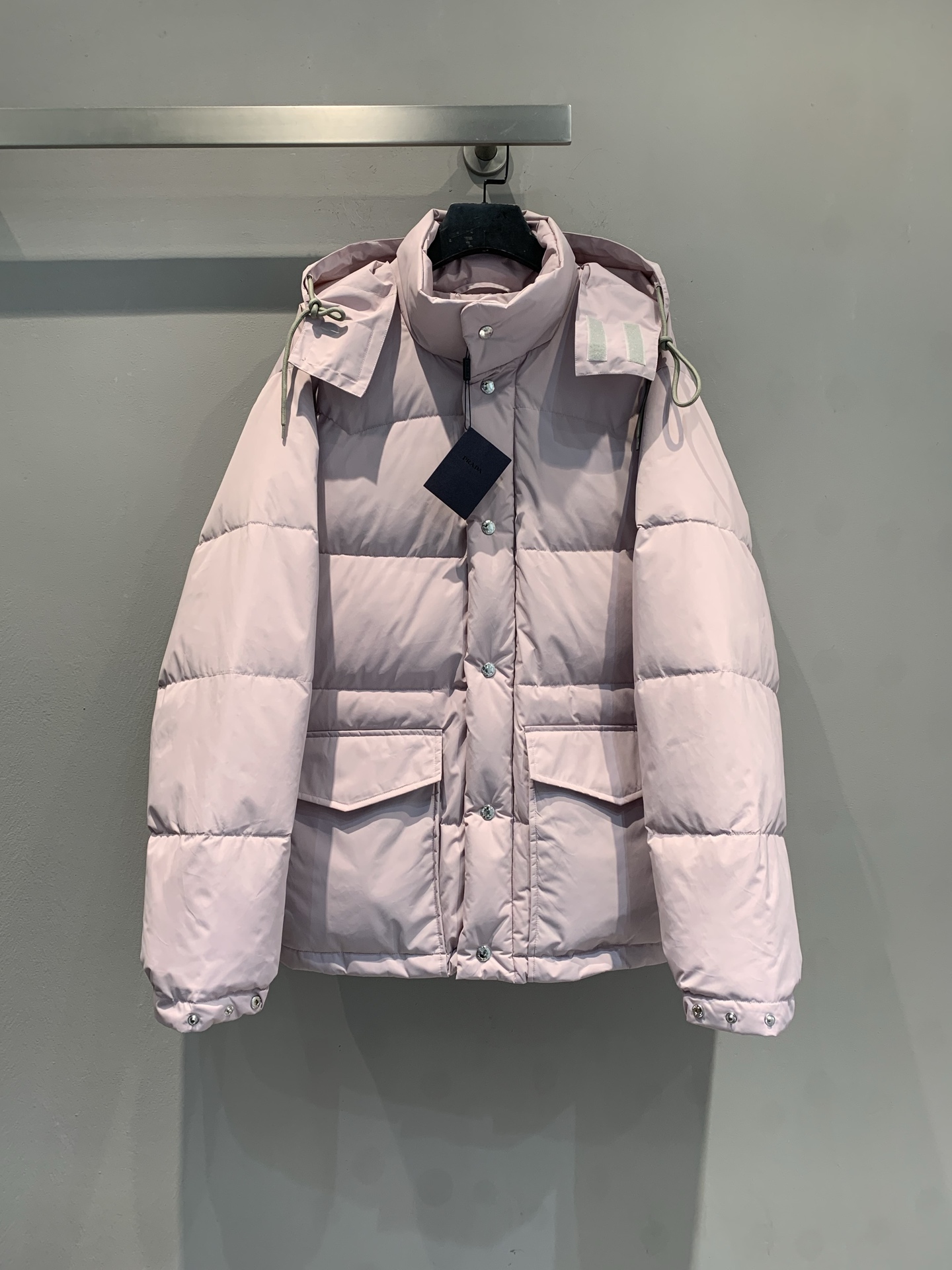 NO:606796,New model with dust bag shipped M Prad* 2025 new fashionable lotus root pink detachable hooded down jacket for autumn and winter, hood design + drawstring details, simple and recognizable!  High-density windproof fabric, filled with high-quality down, perfect for warmth retention. There are two large pockets on the front, which is very practical. The loose fit accommodates a variety of body shapes, making it easy to create a lazy and casual winter outfit. The pink color is gentle and elegant, fashionable and versatile, a must-have for going out in winter! Size SML, prada, down jacket, hats, alexander wang19860909配防尘袋新款出货啦M Prad*2025秋冬新款时髦藕粉色可拆卸连帽羽绒服,连帽设计+抽绳细节,简约又有辨识度! 高密度防风面料,填充高品质羽绒,保暖力满分慕.正面有两个大口袋,实用性超强,宽松版型包容多种身材,轻松打造慵懒随性冬日穿搭.藕粉色温柔显气质,时髦又百搭,冬季出街必备! 码数SML,,prada,down jacket,hats,alexander wang,Women's clothing