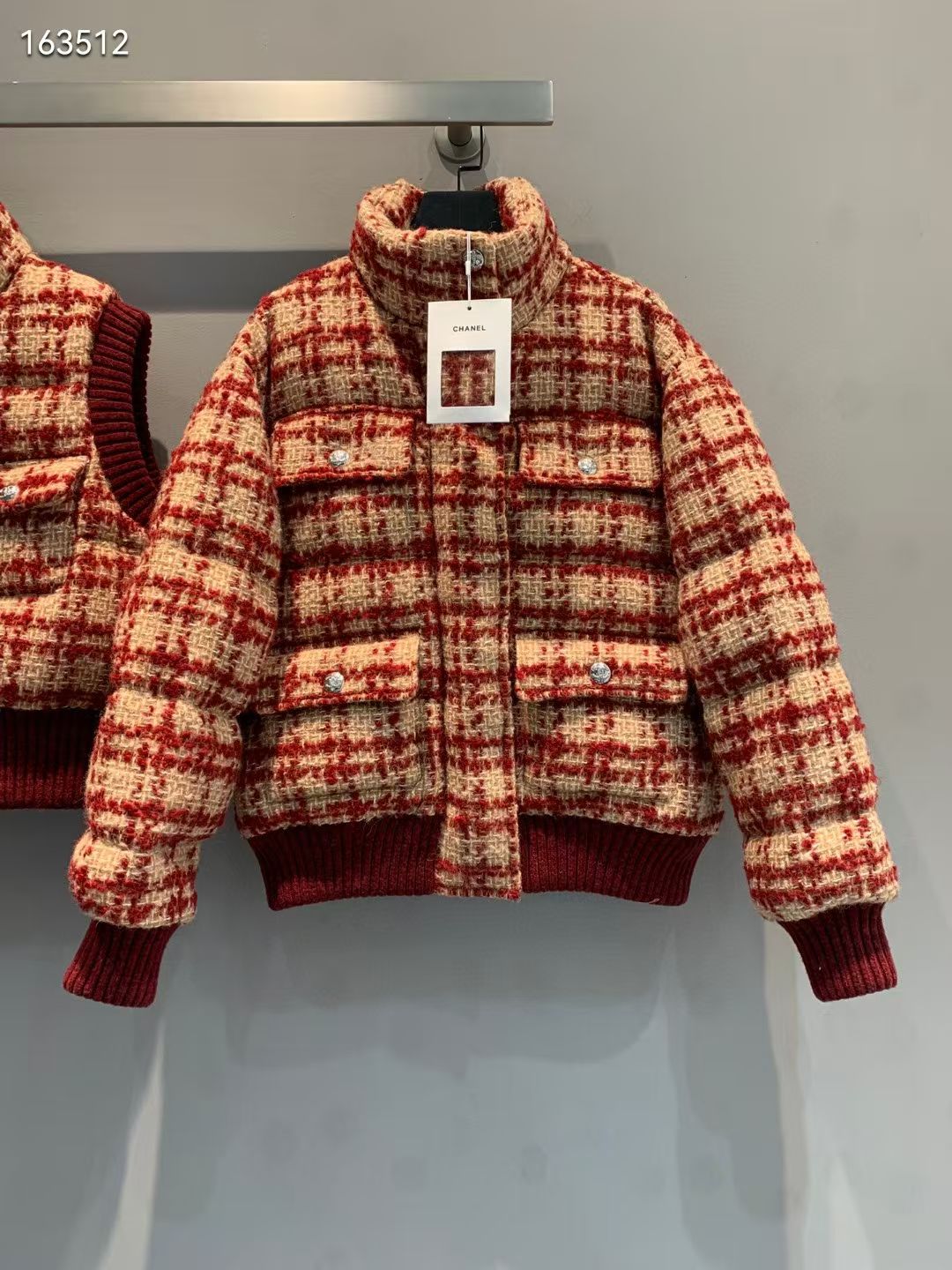 NO:606060,Equipped with dust bag, the new model is shipped. M (with dust bag) is originally developed for the C family autumn and winter ski series. Atmospheric red-brown tone woven tweed plaid down jacket. National standard imported 90 white duck down filling!  Customized thread knitted edge stand-up collar version creates a handsome layered look that is both A and sassy!  The original customized hardware accessories have a fashionable and high-end feel, and it is highly recommended to keep them for yourself!  Custom woven camellia jacquard lining!  Size 36 38 40,,chanel,jackets & coats,down jacket,alexander wang19860909配防尘袋新款出货啦M（配防尘袋）原版开发 C家秋冬滑雪系列.氛围感红棕色调编织粗花呢格纹羽绒外套.国标进口90白鸭绒填充！定制螺纹针织收边立领版型打造叠搭造型帅气的调调又A又飒！原版定制五金配件自带时髦高级感,强烈推荐自留款！定织山茶花提花里布！码数36 38 40,,chanel,jackets & coats,down jacket,alexander wang,Women's clothing